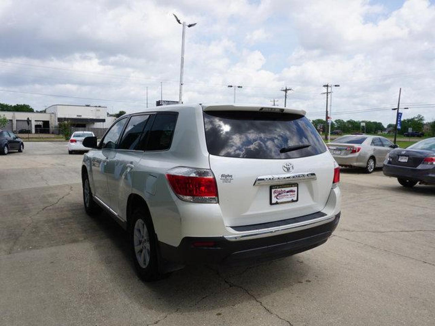 2013 White Toyota Highlander (5TDZA3EH9DS) with an 2.7L 4 Cyl engine, Automatic transmission, located at 6904 Johnston St., Lafayette, LA, 70503, (337) 988-1960, 30.143589, -92.100601 - Nice SUV well kept. Low miles. Prices are subject to change as improvements done by the service dept. Prices are for Cash sales only, Plus TTL. This Vehicle is Serviced well and Warranties Available too. Easy Financing. Drives Great and everything works. Price subject to change as improvements d - Photo#9