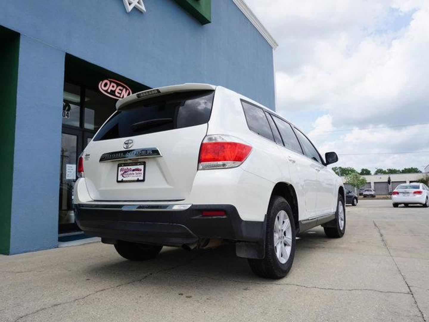 2013 White Toyota Highlander (5TDZA3EH9DS) with an 2.7L 4 Cyl engine, Automatic transmission, located at 6904 Johnston St., Lafayette, LA, 70503, (337) 988-1960, 30.143589, -92.100601 - Nice SUV well kept. Low miles. Prices are subject to change as improvements done by the service dept. Prices are for Cash sales only, Plus TTL. This Vehicle is Serviced well and Warranties Available too. Easy Financing. Drives Great and everything works. Price subject to change as improvements d - Photo#11