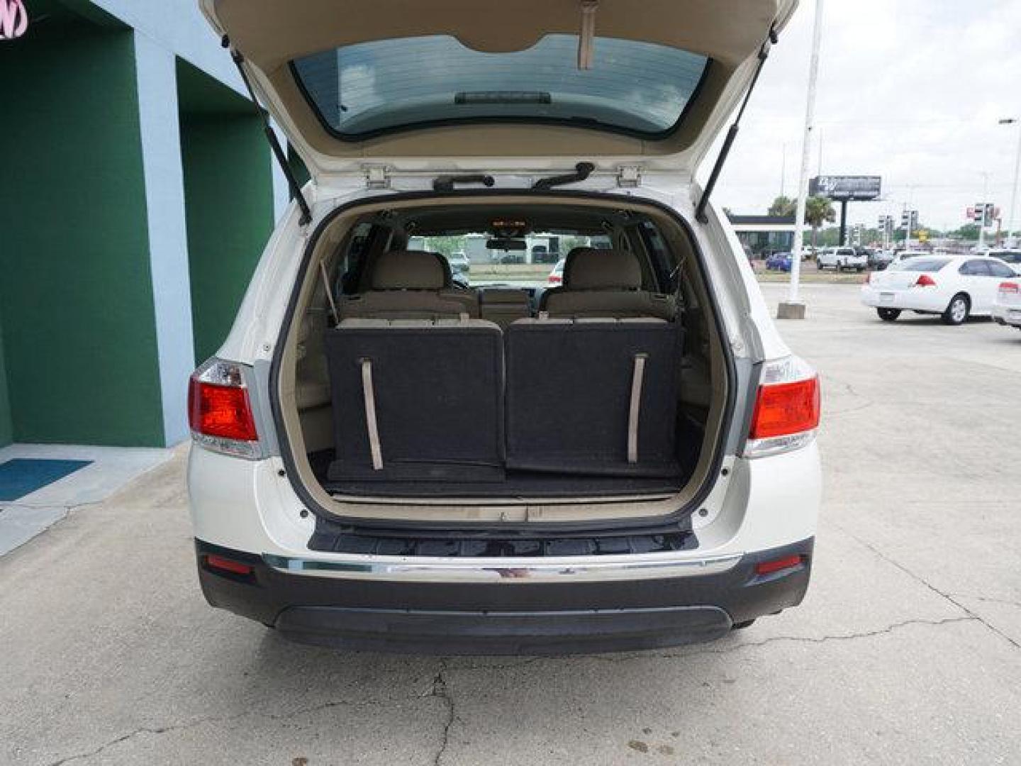 2013 White Toyota Highlander (5TDZA3EH9DS) with an 2.7L 4 Cyl engine, Automatic transmission, located at 6904 Johnston St., Lafayette, LA, 70503, (337) 988-1960, 30.143589, -92.100601 - Nice SUV well kept. Low miles. Prices are subject to change as improvements done by the service dept. Prices are for Cash sales only, Plus TTL. This Vehicle is Serviced well and Warranties Available too. Easy Financing. Drives Great and everything works. Price subject to change as improvements d - Photo#13