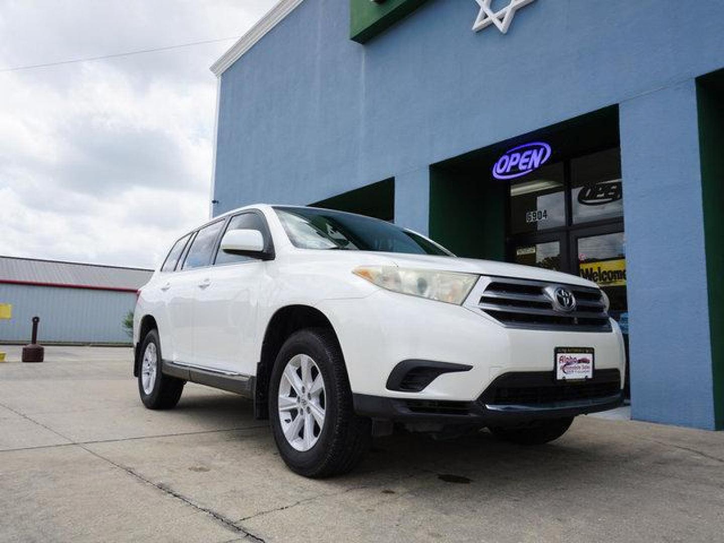 2013 White Toyota Highlander (5TDZA3EH9DS) with an 2.7L 4 Cyl engine, Automatic transmission, located at 6904 Johnston St., Lafayette, LA, 70503, (337) 988-1960, 30.143589, -92.100601 - Nice SUV well kept. Low miles. Prices are subject to change as improvements done by the service dept. Prices are for Cash sales only, Plus TTL. This Vehicle is Serviced well and Warranties Available too. Easy Financing. Drives Great and everything works. Price subject to change as improvements d - Photo#1