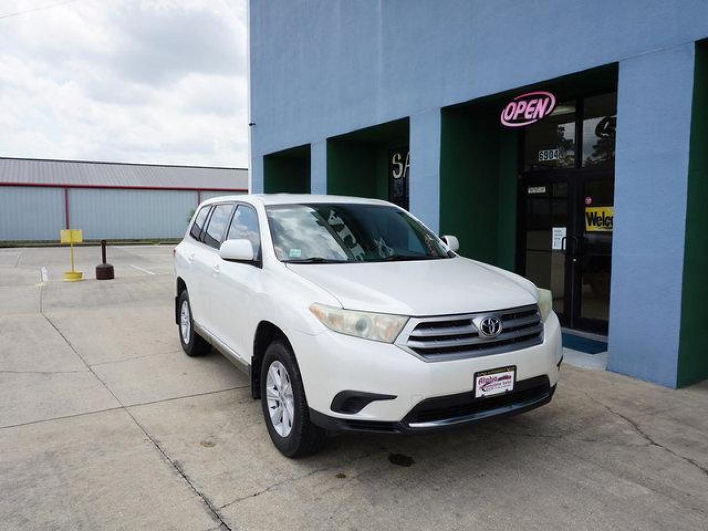 2013 White Toyota Highlander (5TDZA3EH9DS) with an 2.7L 4 Cyl engine, Automatic transmission, located at 6904 Johnston St., Lafayette, LA, 70503, (337) 988-1960, 30.143589, -92.100601 - Nice SUV well kept. Low miles. Prices are subject to change as improvements done by the service dept. Prices are for Cash sales only, Plus TTL. This Vehicle is Serviced well and Warranties Available too. Easy Financing. Drives Great and everything works. Price subject to change as improvements d - Photo#2