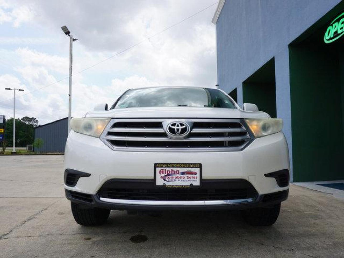 2013 White Toyota Highlander (5TDZA3EH9DS) with an 2.7L 4 Cyl engine, Automatic transmission, located at 6904 Johnston St., Lafayette, LA, 70503, (337) 988-1960, 30.143589, -92.100601 - Nice SUV well kept. Low miles. Prices are subject to change as improvements done by the service dept. Prices are for Cash sales only, Plus TTL. This Vehicle is Serviced well and Warranties Available too. Easy Financing. Drives Great and everything works. Price subject to change as improvements d - Photo#3