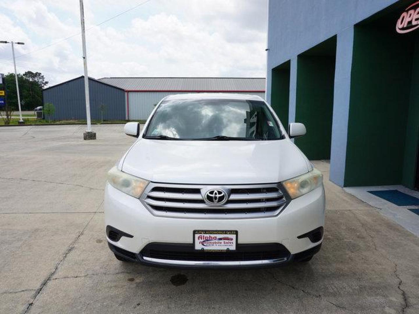 2013 White Toyota Highlander (5TDZA3EH9DS) with an 2.7L 4 Cyl engine, Automatic transmission, located at 6904 Johnston St., Lafayette, LA, 70503, (337) 988-1960, 30.143589, -92.100601 - Nice SUV well kept. Low miles. Prices are subject to change as improvements done by the service dept. Prices are for Cash sales only, Plus TTL. This Vehicle is Serviced well and Warranties Available too. Easy Financing. Drives Great and everything works. Price subject to change as improvements d - Photo#4