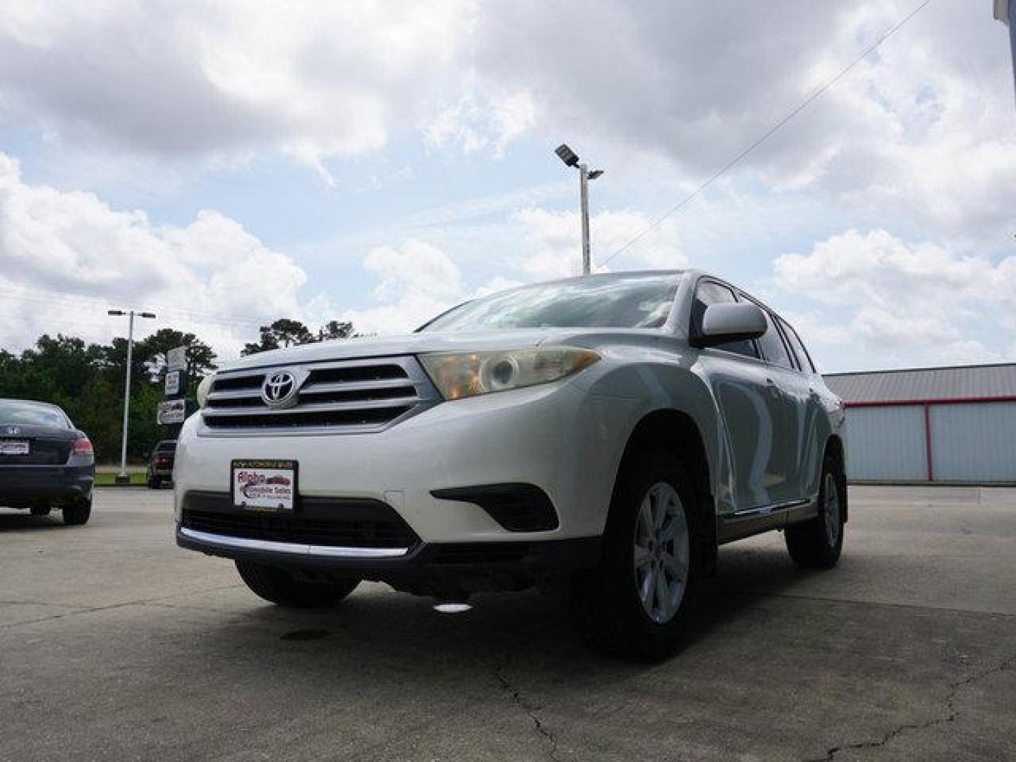 2013 White Toyota Highlander (5TDZA3EH9DS) with an 2.7L 4 Cyl engine, Automatic transmission, located at 6904 Johnston St., Lafayette, LA, 70503, (337) 988-1960, 30.143589, -92.100601 - Nice SUV well kept. Low miles. Prices are subject to change as improvements done by the service dept. Prices are for Cash sales only, Plus TTL. This Vehicle is Serviced well and Warranties Available too. Easy Financing. Drives Great and everything works. Price subject to change as improvements d - Photo#5