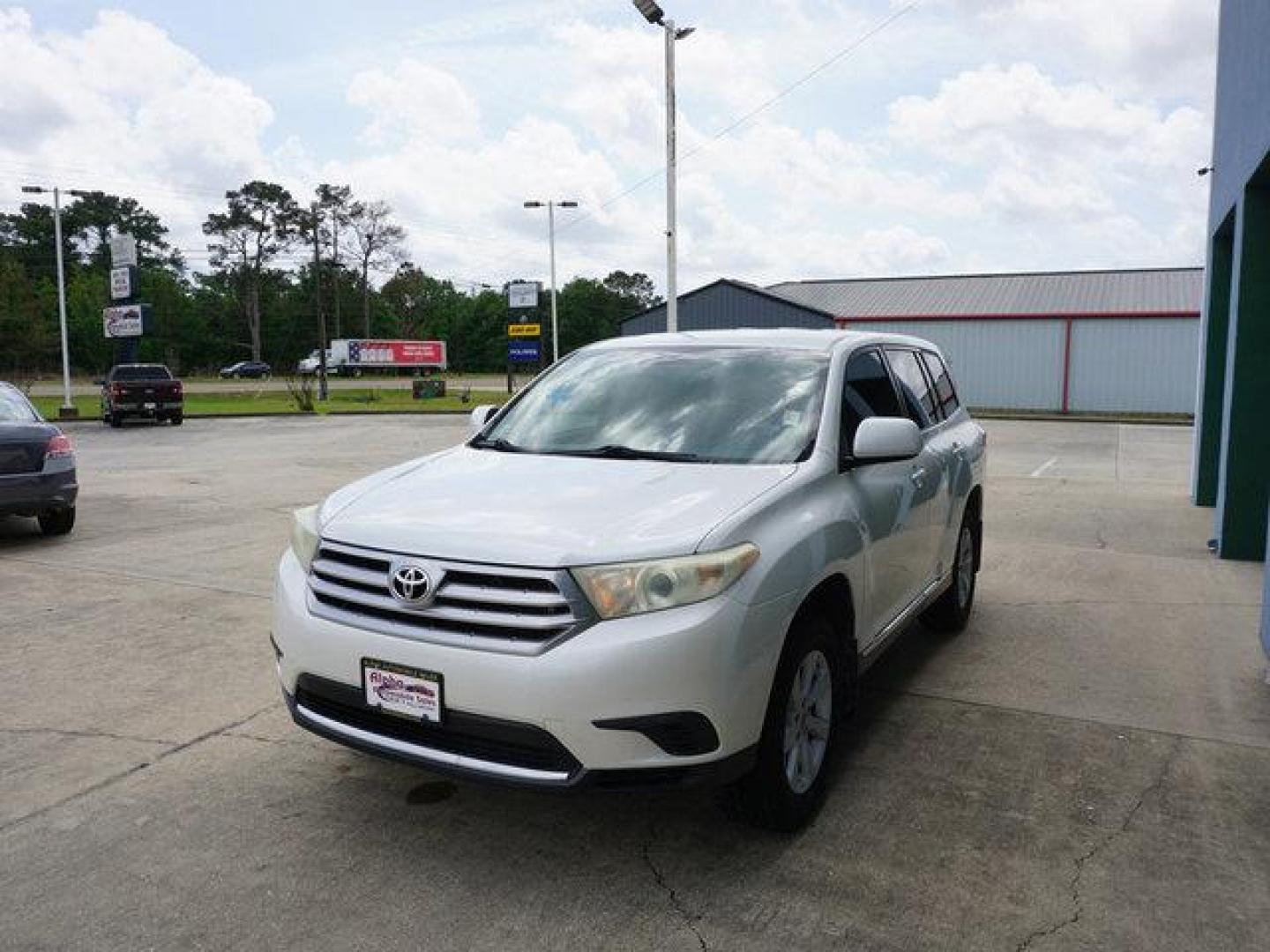 2013 White Toyota Highlander (5TDZA3EH9DS) with an 2.7L 4 Cyl engine, Automatic transmission, located at 6904 Johnston St., Lafayette, LA, 70503, (337) 988-1960, 30.143589, -92.100601 - Nice SUV well kept. Low miles. Prices are subject to change as improvements done by the service dept. Prices are for Cash sales only, Plus TTL. This Vehicle is Serviced well and Warranties Available too. Easy Financing. Drives Great and everything works. Price subject to change as improvements d - Photo#6