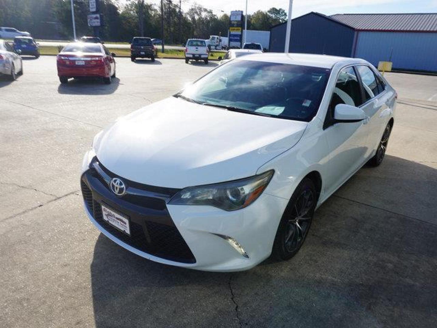 2015 Super White /Almond Toyota Camry 4dr Sdn I4 Auto XLE (Natl) (4T1BF1FK3FU) with an 2.5L 4Cyl engine, Automatic transmission, located at 6904 Johnston St., Lafayette, LA, 70503, (337) 988-1960, 30.143589, -92.100601 - Photo#5