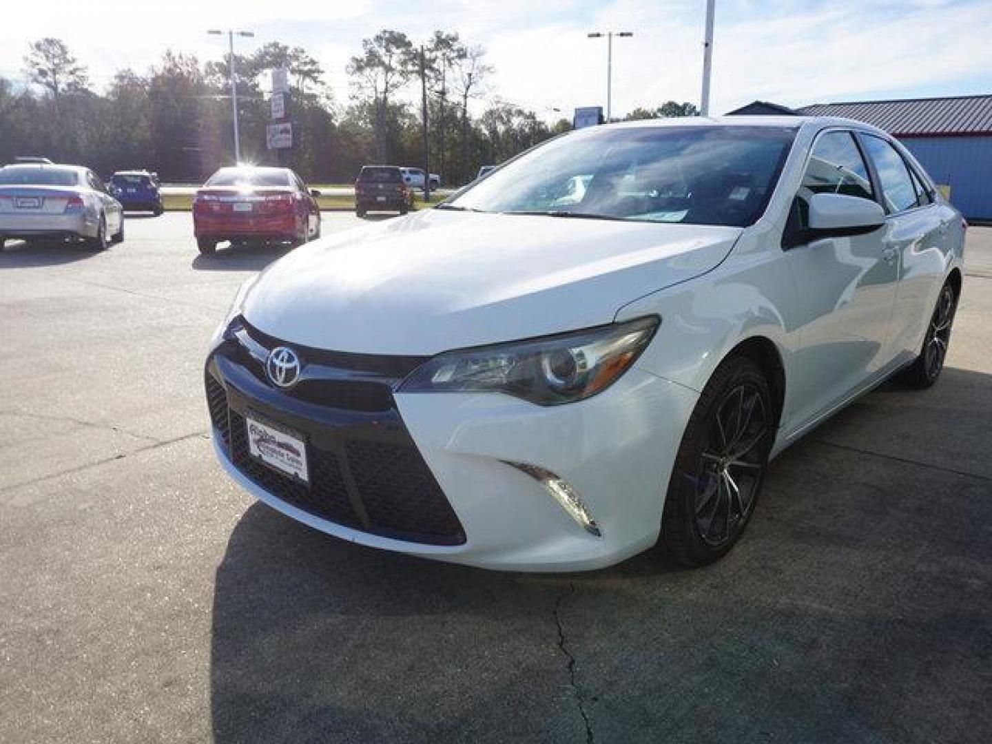 2015 Super White /Almond Toyota Camry 4dr Sdn I4 Auto XLE (Natl) (4T1BF1FK3FU) with an 2.5L 4Cyl engine, Automatic transmission, located at 6904 Johnston St., Lafayette, LA, 70503, (337) 988-1960, 30.143589, -92.100601 - Photo#6