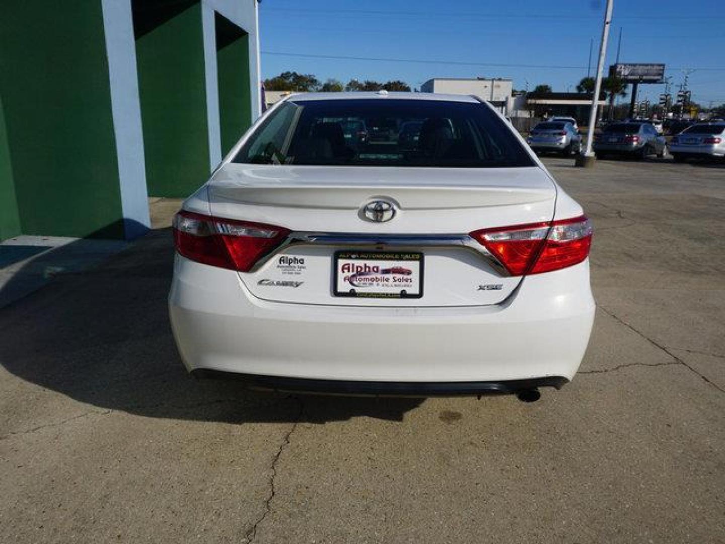 2015 Super White /Almond Toyota Camry 4dr Sdn I4 Auto XLE (Natl) (4T1BF1FK3FU) with an 2.5L 4Cyl engine, Automatic transmission, located at 6904 Johnston St., Lafayette, LA, 70503, (337) 988-1960, 30.143589, -92.100601 - Photo#11