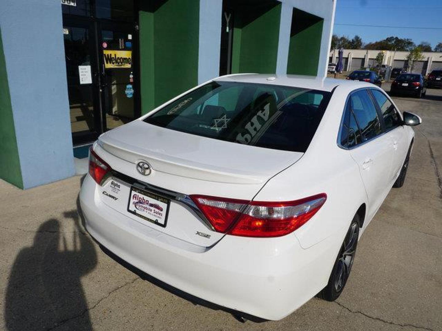 2015 Super White /Almond Toyota Camry 4dr Sdn I4 Auto XLE (Natl) (4T1BF1FK3FU) with an 2.5L 4Cyl engine, Automatic transmission, located at 6904 Johnston St., Lafayette, LA, 70503, (337) 988-1960, 30.143589, -92.100601 - Photo#12