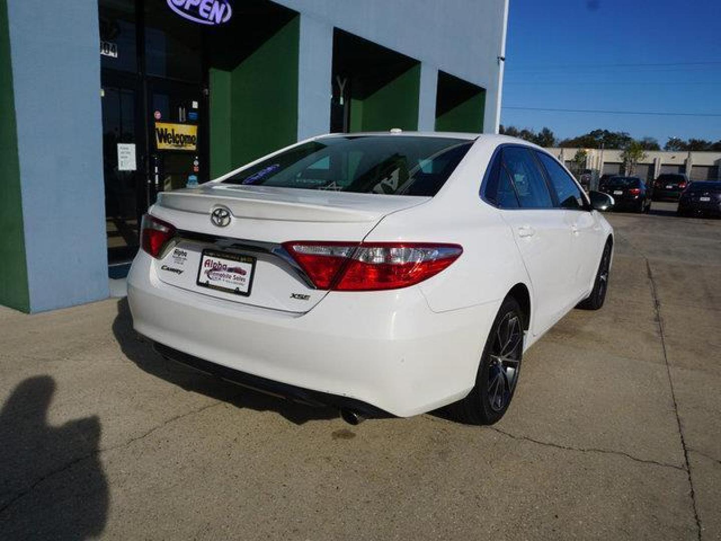 2015 Super White /Almond Toyota Camry 4dr Sdn I4 Auto XLE (Natl) (4T1BF1FK3FU) with an 2.5L 4Cyl engine, Automatic transmission, located at 6904 Johnston St., Lafayette, LA, 70503, (337) 988-1960, 30.143589, -92.100601 - Photo#13