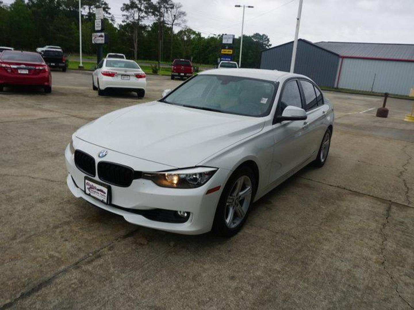 2014 White BMW 3 Series (WBA3C1C57EK) with an 2.0L 4Cyl Turbo engine, 8 Spd Automatic transmission, located at 6904 Johnston St., Lafayette, LA, 70503, (337) 988-1960, 30.143589, -92.100601 - Prices are subject to change as improvements done by the service dept. Prices are for Cash sales only, Plus TTL. This Vehicle is Serviced well and Warranties Available too. Easy Financing. Drives Great and everything works. Price subject to change as improvements done by the service dept. Easy CR - Photo#4