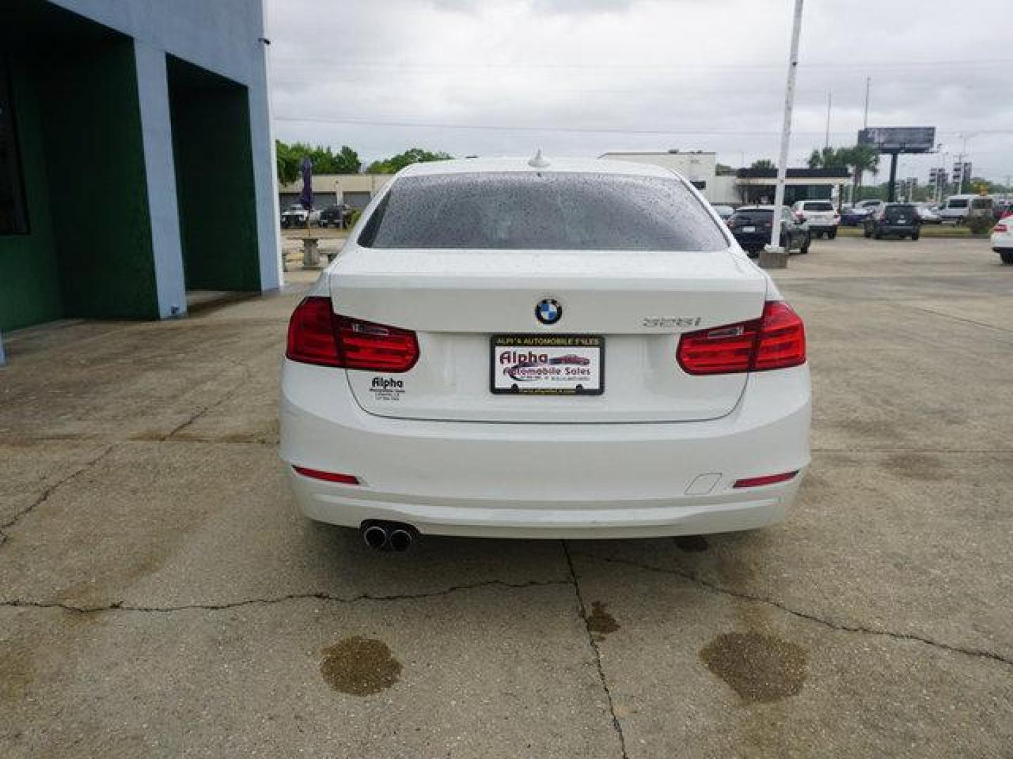 2014 White BMW 3 Series (WBA3C1C57EK) with an 2.0L 4Cyl Turbo engine, 8 Spd Automatic transmission, located at 6904 Johnston St., Lafayette, LA, 70503, (337) 988-1960, 30.143589, -92.100601 - Prices are subject to change as improvements done by the service dept. Prices are for Cash sales only, Plus TTL. This Vehicle is Serviced well and Warranties Available too. Easy Financing. Drives Great and everything works. Price subject to change as improvements done by the service dept. Easy CR - Photo#10