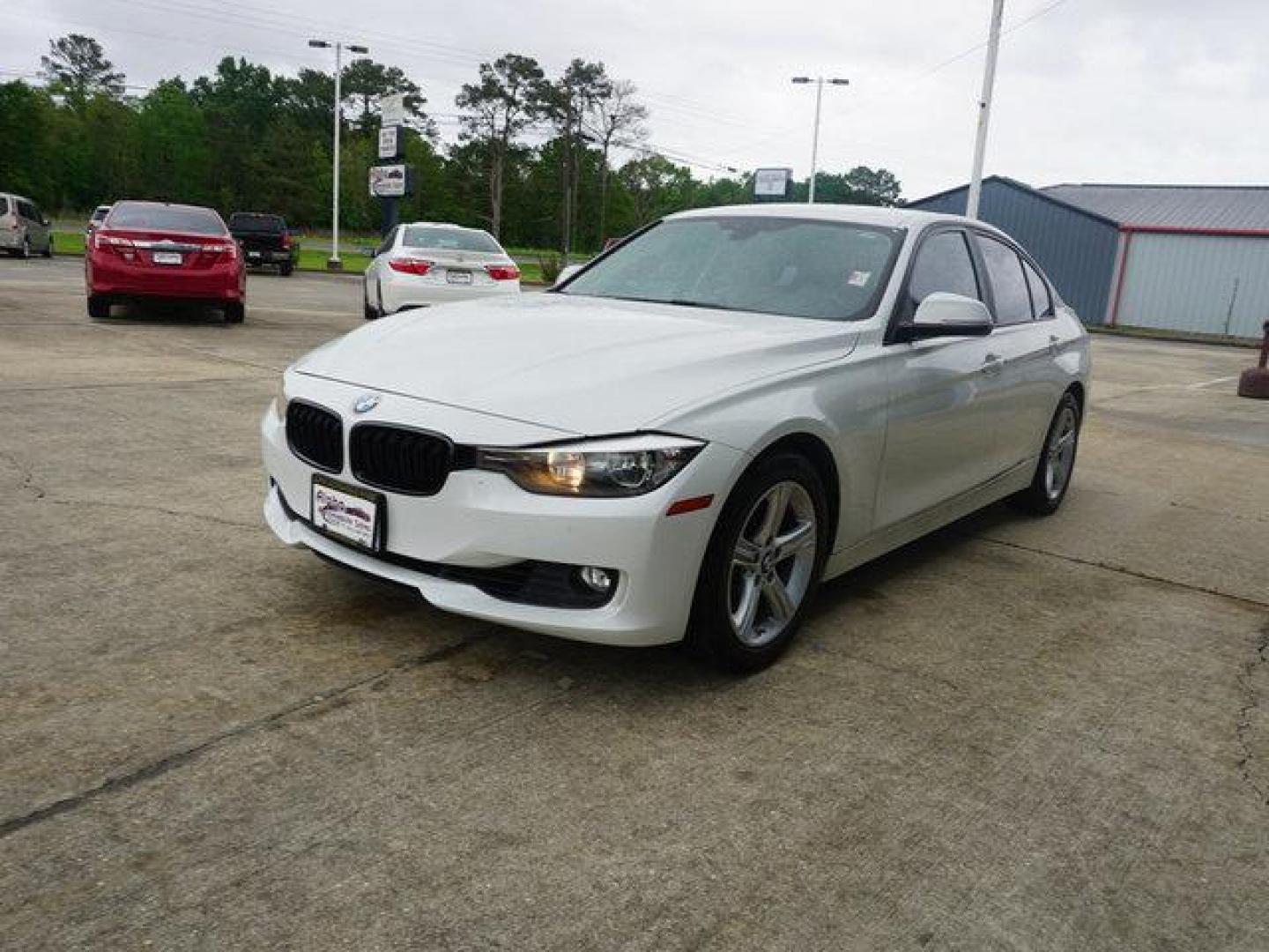 2014 White BMW 3 Series (WBA3C1C57EK) with an 2.0L 4Cyl Turbo engine, 8 Spd Automatic transmission, located at 6904 Johnston St., Lafayette, LA, 70503, (337) 988-1960, 30.143589, -92.100601 - Prices are subject to change as improvements done by the service dept. Prices are for Cash sales only, Plus TTL. This Vehicle is Serviced well and Warranties Available too. Easy Financing. Drives Great and everything works. Price subject to change as improvements done by the service dept. Easy CR - Photo#5