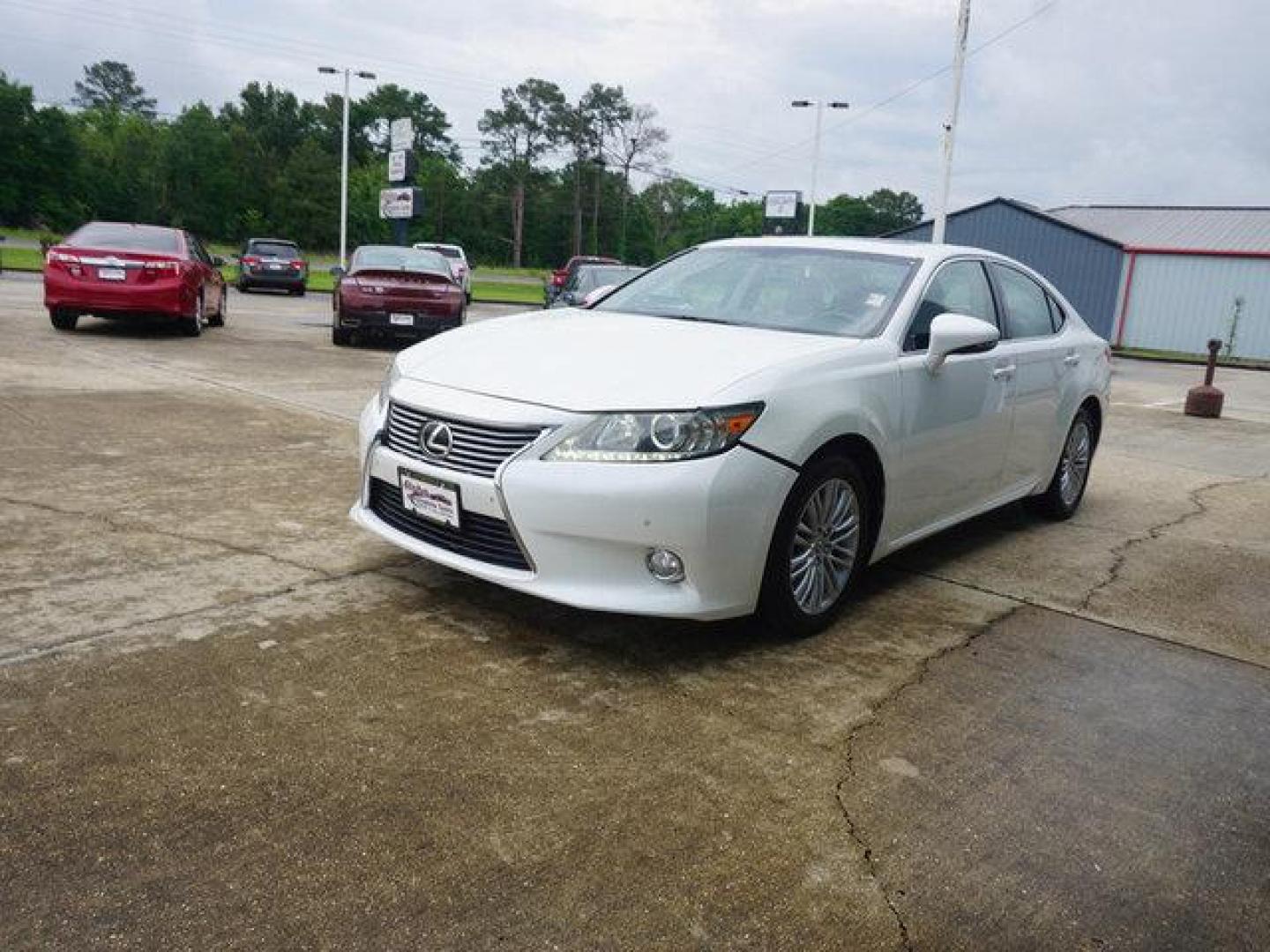 2013 White Lexus ES350 (JTHBK1GG9D2) with an 3.5L V6 engine, Automatic transmission, located at 6904 Johnston St., Lafayette, LA, 70503, (337) 988-1960, 30.143589, -92.100601 - Prices are subject to change as improvements done by the service dept. Prices are for Cash sales only, Plus TTL. This Vehicle is Serviced well and Warranties Available too. Easy Financing. Drives Great and everything works. Price subject to change as improvements done by the service dept. Easy CR - Photo#5