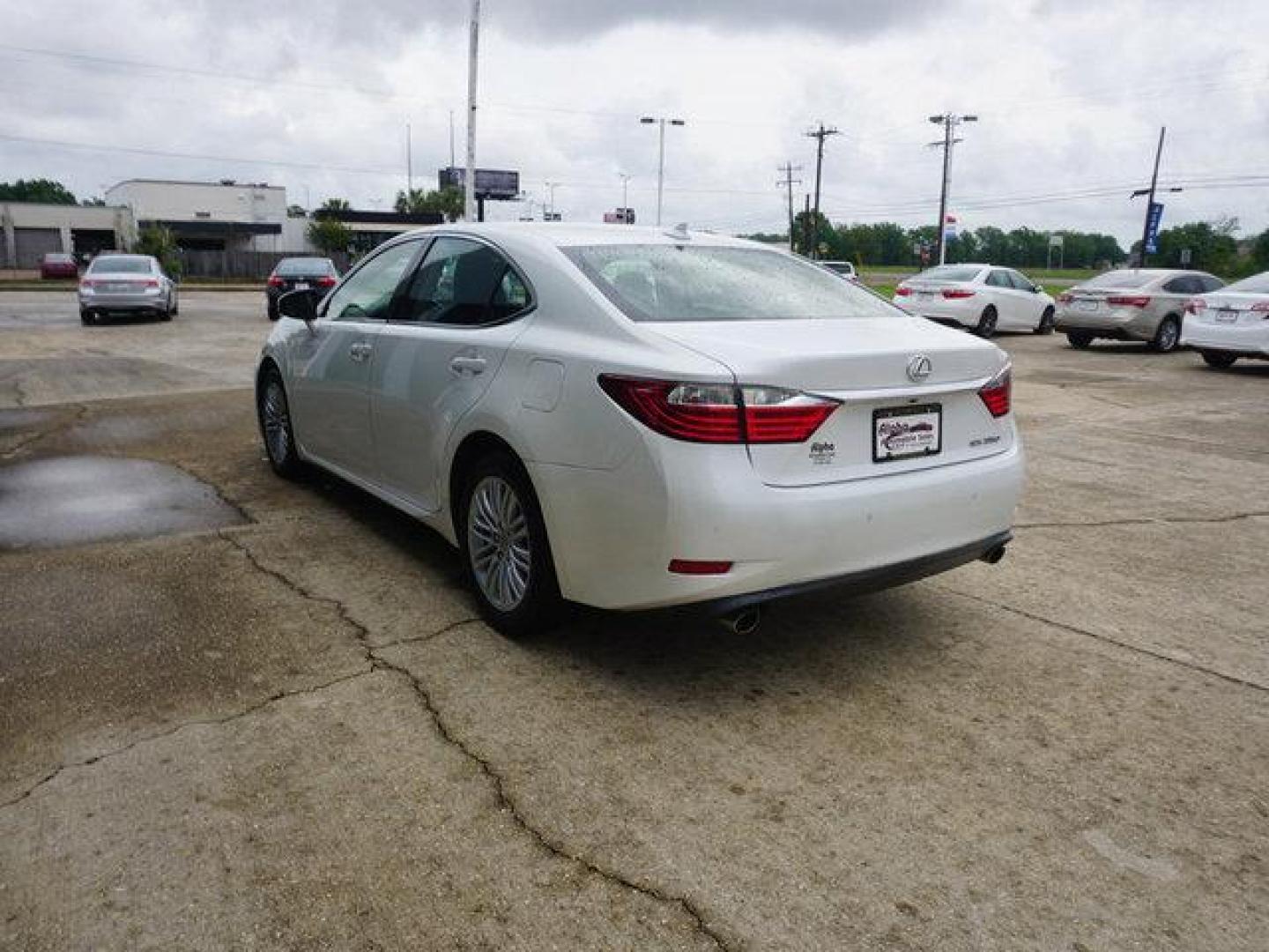 2013 White Lexus ES350 (JTHBK1GG9D2) with an 3.5L V6 engine, Automatic transmission, located at 6904 Johnston St., Lafayette, LA, 70503, (337) 988-1960, 30.143589, -92.100601 - Prices are subject to change as improvements done by the service dept. Prices are for Cash sales only, Plus TTL. This Vehicle is Serviced well and Warranties Available too. Easy Financing. Drives Great and everything works. Price subject to change as improvements done by the service dept. Easy CR - Photo#8