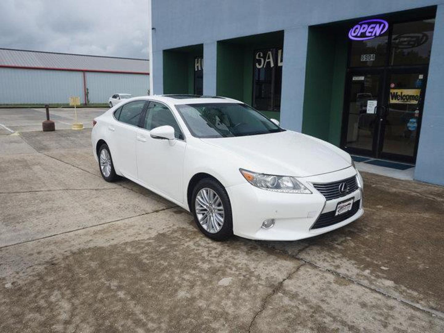 2013 White /Black Lexus ES 350 4dr Sdn (JTHBK1GG9D2) with an 3.5L V6 engine, Automatic transmission, located at 6904 Johnston St., Lafayette, LA, 70503, (337) 988-1960, 30.143589, -92.100601 - Photo#1