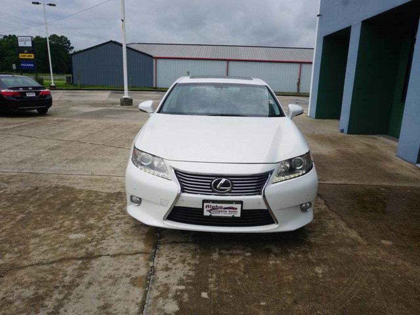 2013 White /Black Lexus ES 350 4dr Sdn (JTHBK1GG9D2) with an 3.5L V6 engine, Automatic transmission, located at 6904 Johnston St., Lafayette, LA, 70503, (337) 988-1960, 30.143589, -92.100601 - Photo#2