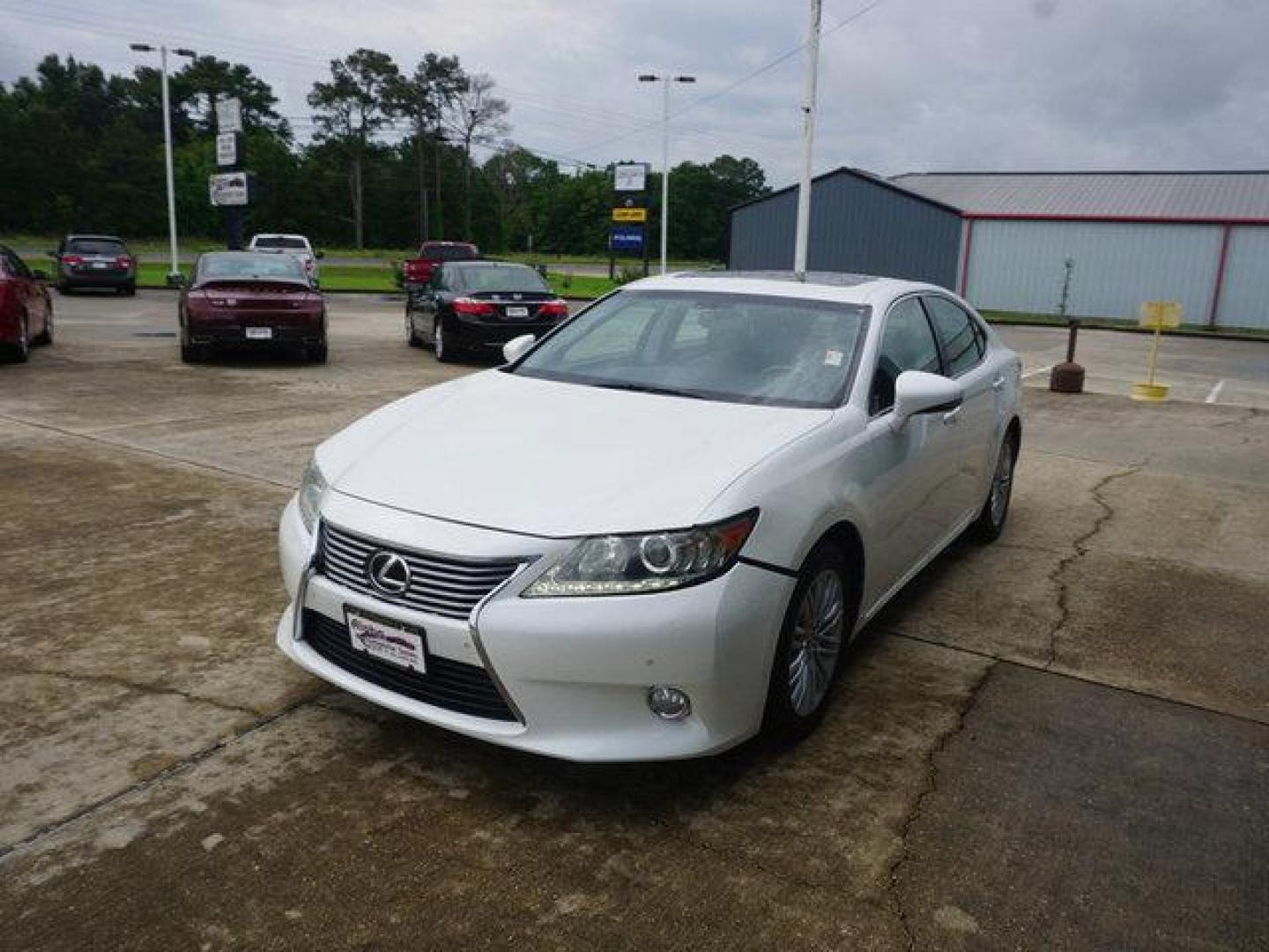 2013 White /Black Lexus ES 350 4dr Sdn (JTHBK1GG9D2) with an 3.5L V6 engine, Automatic transmission, located at 6904 Johnston St., Lafayette, LA, 70503, (337) 988-1960, 30.143589, -92.100601 - Photo#4