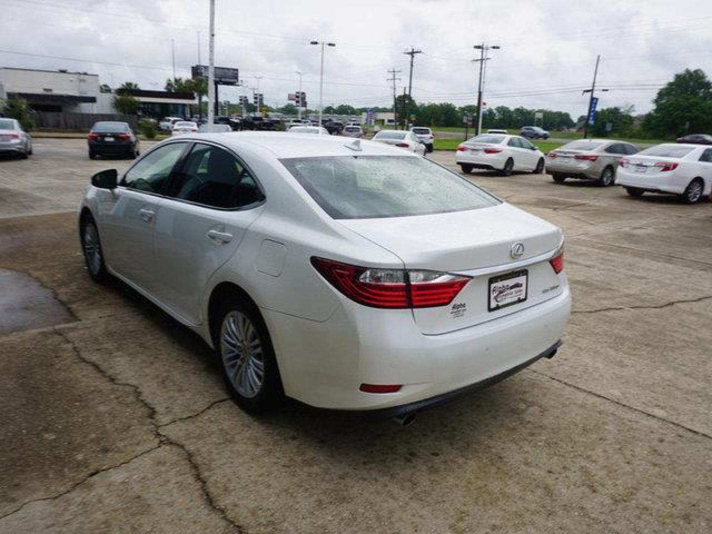 2013 White /Black Lexus ES 350 4dr Sdn (JTHBK1GG9D2) with an 3.5L V6 engine, Automatic transmission, located at 6904 Johnston St., Lafayette, LA, 70503, (337) 988-1960, 30.143589, -92.100601 - Photo#7