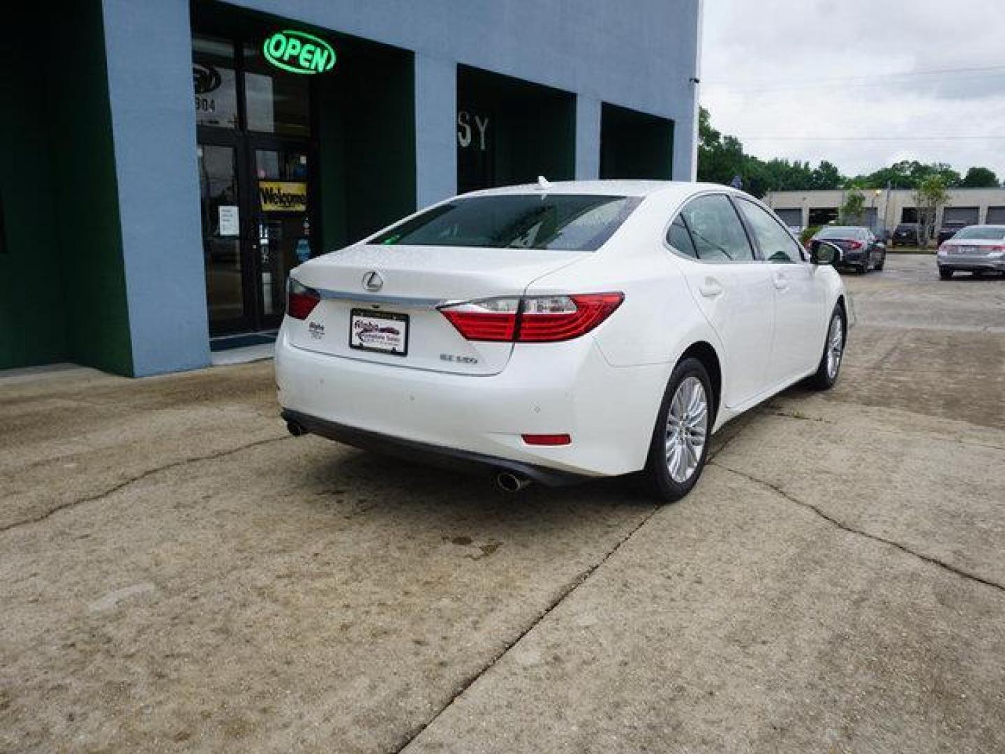 2013 White /Black Lexus ES 350 4dr Sdn (JTHBK1GG9D2) with an 3.5L V6 engine, Automatic transmission, located at 6904 Johnston St., Lafayette, LA, 70503, (337) 988-1960, 30.143589, -92.100601 - Photo#12