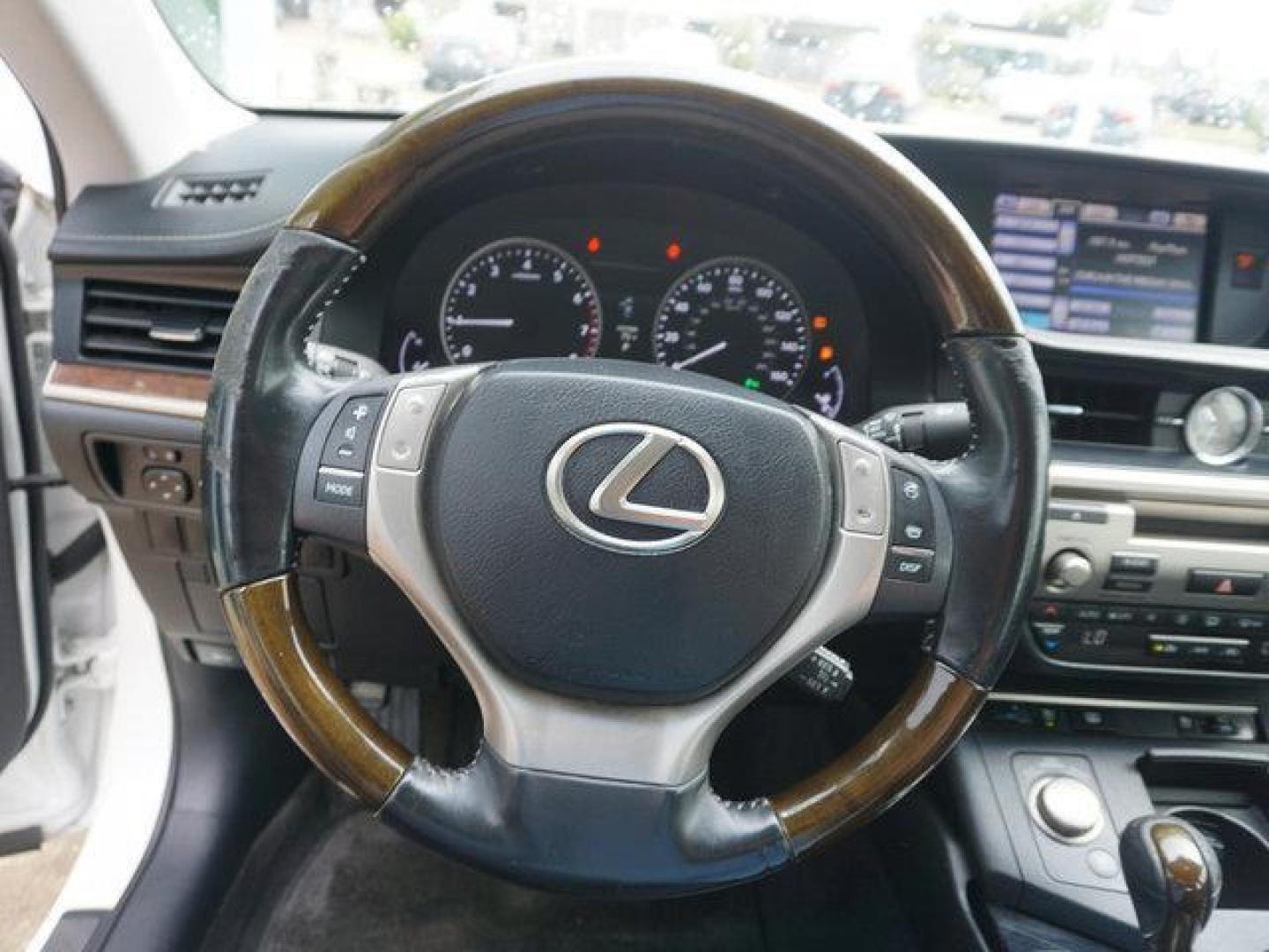 2013 White /Black Lexus ES 350 4dr Sdn (JTHBK1GG9D2) with an 3.5L V6 engine, Automatic transmission, located at 6904 Johnston St., Lafayette, LA, 70503, (337) 988-1960, 30.143589, -92.100601 - Photo#26