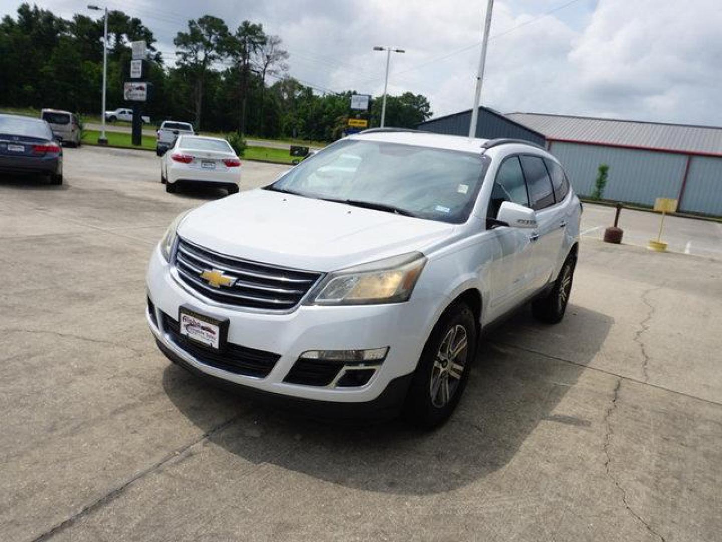 2016 Summit White /Dark Titanium/Light Titanium Chevrolet Traverse FWD 4dr LT w/1LT (1GNKRGKD1GJ) with an 3.6L V6 engine, Automatic transmission, located at 6904 Johnston St., Lafayette, LA, 70503, (337) 988-1960, 30.143589, -92.100601 - Photo#4