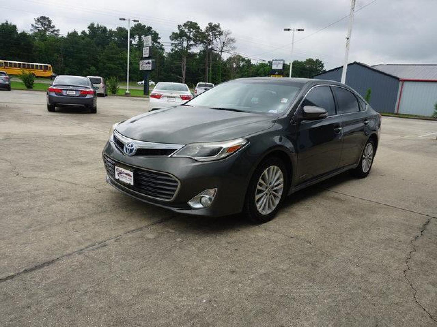 2013 Green /Almond Toyota Avalon 4dr Sdn XLE Premium (Natl) (4T1BD1EB7DU) with an 2.5L 4Cyl engine, Automatic transmission, located at 6904 Johnston St., Lafayette, LA, 70503, (337) 988-1960, 30.143589, -92.100601 - Photo#5