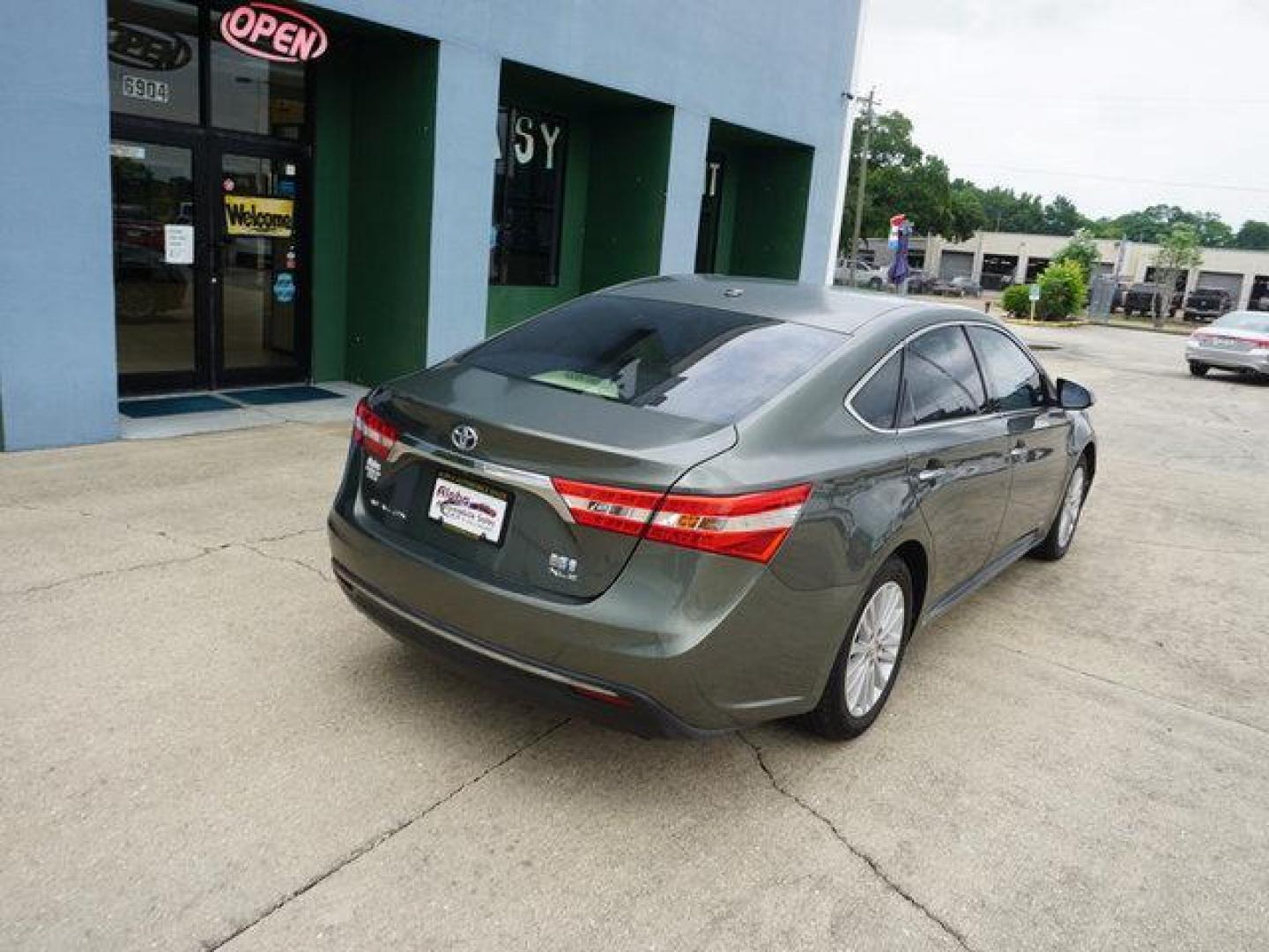 2013 Green /Almond Toyota Avalon 4dr Sdn XLE Premium (Natl) (4T1BD1EB7DU) with an 2.5L 4Cyl engine, Automatic transmission, located at 6904 Johnston St., Lafayette, LA, 70503, (337) 988-1960, 30.143589, -92.100601 - Photo#11