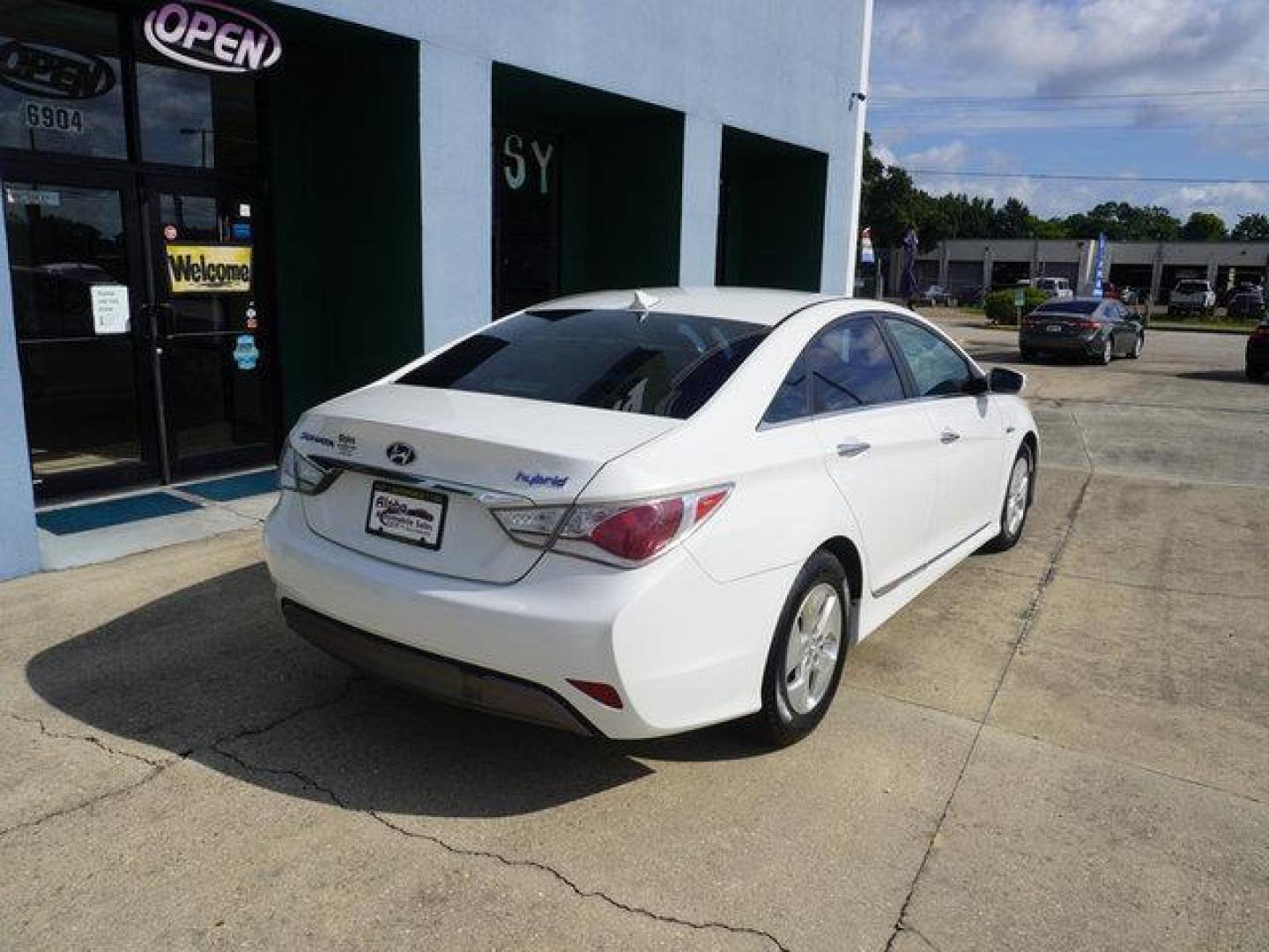 2012 Porcelain White Pearl /Camel Hyundai Sonata 4dr Sdn 2.4L Auto Hybrid (KMHEC4A41CA) with an 2.4L 4Cyl engine, Automatic transmission, located at 6904 Johnston St., Lafayette, LA, 70503, (337) 988-1960, 30.143589, -92.100601 - Photo#11