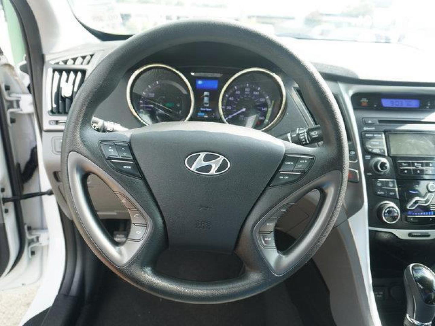 2012 Porcelain White Pearl /Camel Hyundai Sonata 4dr Sdn 2.4L Auto Hybrid (KMHEC4A41CA) with an 2.4L 4Cyl engine, Automatic transmission, located at 6904 Johnston St., Lafayette, LA, 70503, (337) 988-1960, 30.143589, -92.100601 - Photo#27