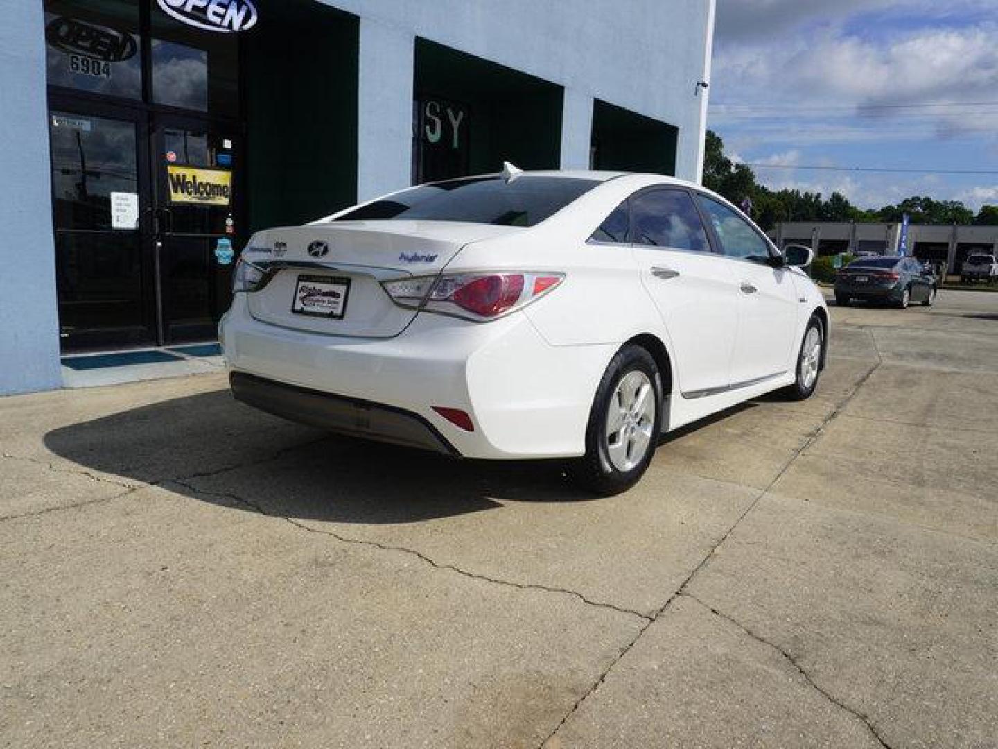 2012 White Hyundai Sonata (KMHEC4A41CA) with an 2.4L 4Cyl engine, Automatic transmission, located at 6904 Johnston St., Lafayette, LA, 70503, (337) 988-1960, 30.143589, -92.100601 - Prices are subject to change as improvements done by the service dept. Prices are for Cash sales only, Plus TTL. This Vehicle is Serviced well and Warranties Available too. Easy Financing. Drives Great and everything works. Price subject to change as improvements done by the service dept. Easy CR - Photo#12