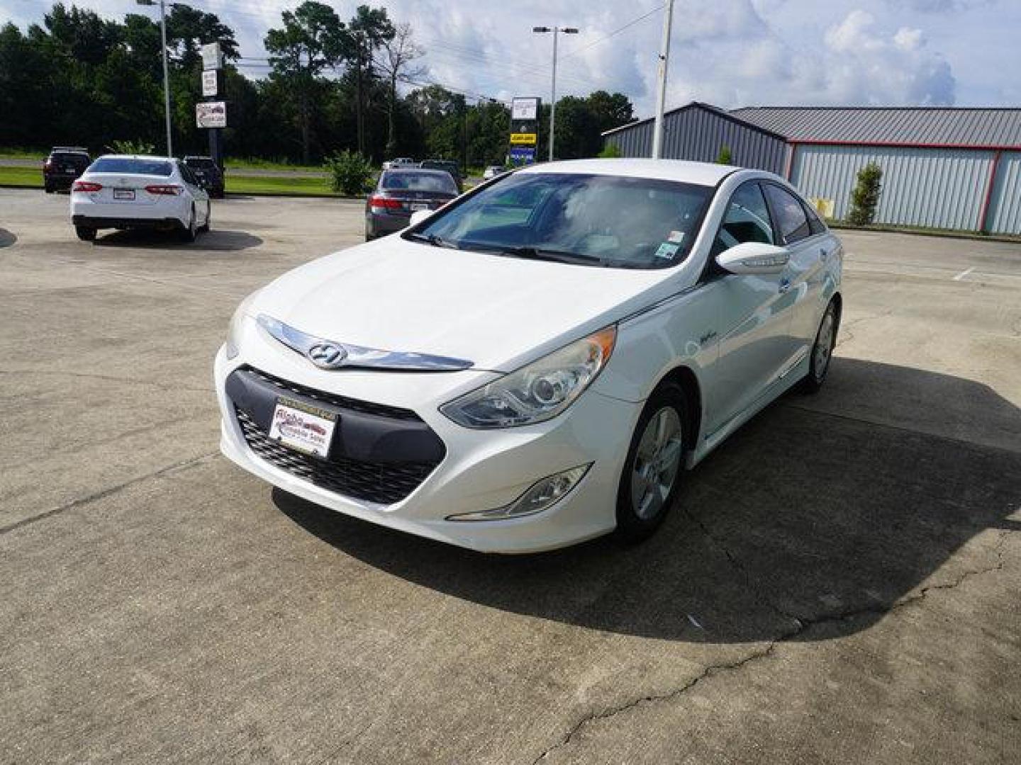 2012 White Hyundai Sonata (KMHEC4A41CA) with an 2.4L 4Cyl engine, Automatic transmission, located at 6904 Johnston St., Lafayette, LA, 70503, (337) 988-1960, 30.143589, -92.100601 - Prices are subject to change as improvements done by the service dept. Prices are for Cash sales only, Plus TTL. This Vehicle is Serviced well and Warranties Available too. Easy Financing. Drives Great and everything works. Price subject to change as improvements done by the service dept. Easy CR - Photo#4