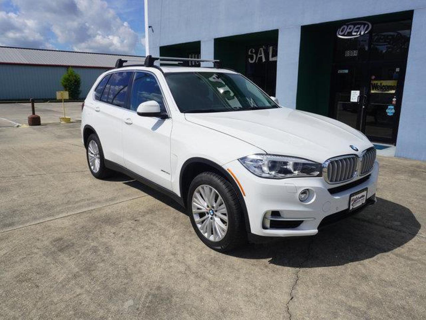 2015 White /Black BMW X5 AWD 4dr xDrive50i (5UXKR6C57F0) with an 4.4L V8 Turbo engine, Automatic transmission, located at 6904 Johnston St., Lafayette, LA, 70503, (337) 988-1960, 30.143589, -92.100601 - Photo#1