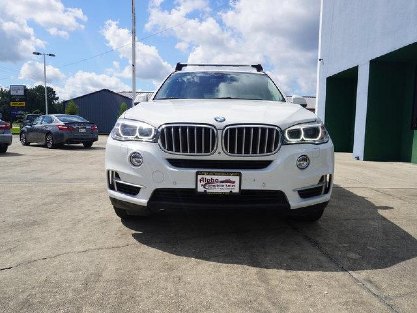 2015 White /Black BMW X5 AWD 4dr xDrive50i (5UXKR6C57F0) with an 4.4L V8 Turbo engine, Automatic transmission, located at 6904 Johnston St., Lafayette, LA, 70503, (337) 988-1960, 30.143589, -92.100601 - Photo#3