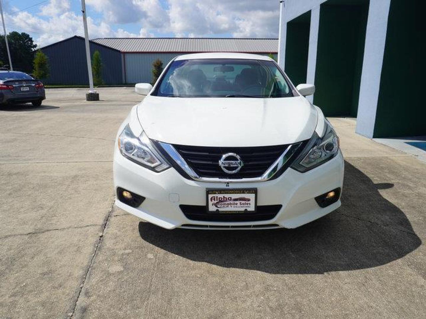 2018 White /Beige Nissan Altima 2.5 SV Sedan (1N4AL3AP2JC) with an 2.5L 4Cyl engine, Automatic transmission, located at 6904 Johnston St., Lafayette, LA, 70503, (337) 988-1960, 30.143589, -92.100601 - Photo#2