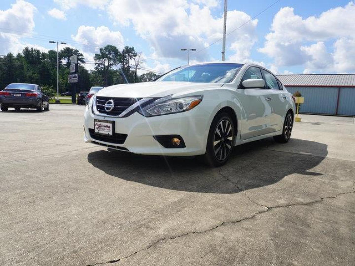 2018 White /Beige Nissan Altima 2.5 SV Sedan (1N4AL3AP2JC) with an 2.5L 4Cyl engine, Automatic transmission, located at 6904 Johnston St., Lafayette, LA, 70503, (337) 988-1960, 30.143589, -92.100601 - Photo#5