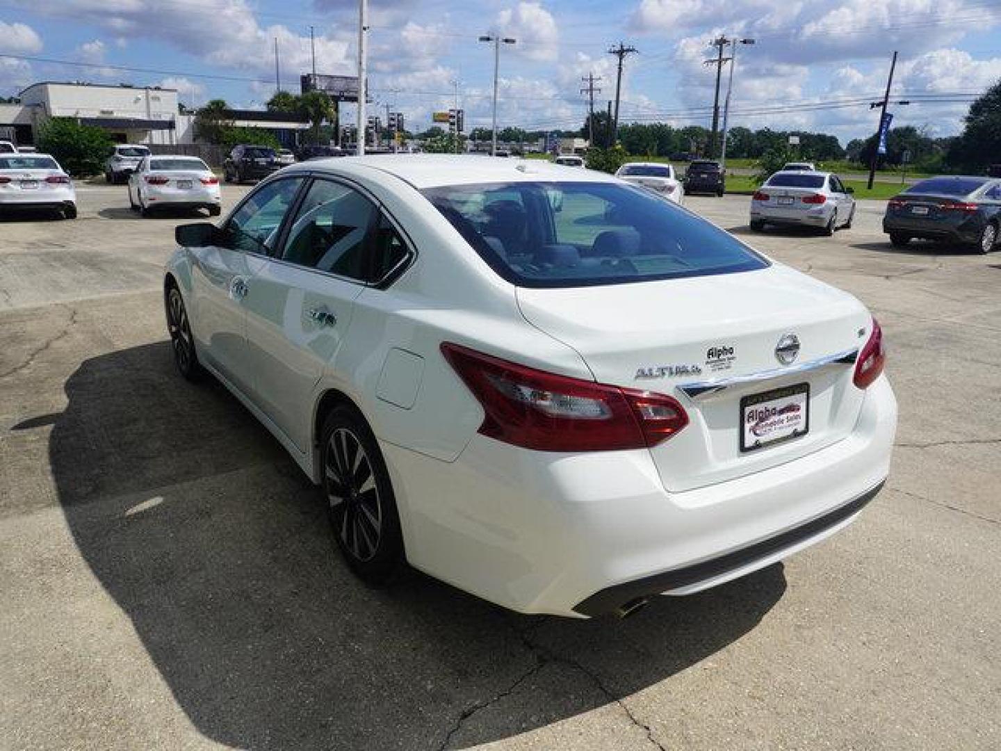 2018 White /Beige Nissan Altima 2.5 SV Sedan (1N4AL3AP2JC) with an 2.5L 4Cyl engine, Automatic transmission, located at 6904 Johnston St., Lafayette, LA, 70503, (337) 988-1960, 30.143589, -92.100601 - Photo#7