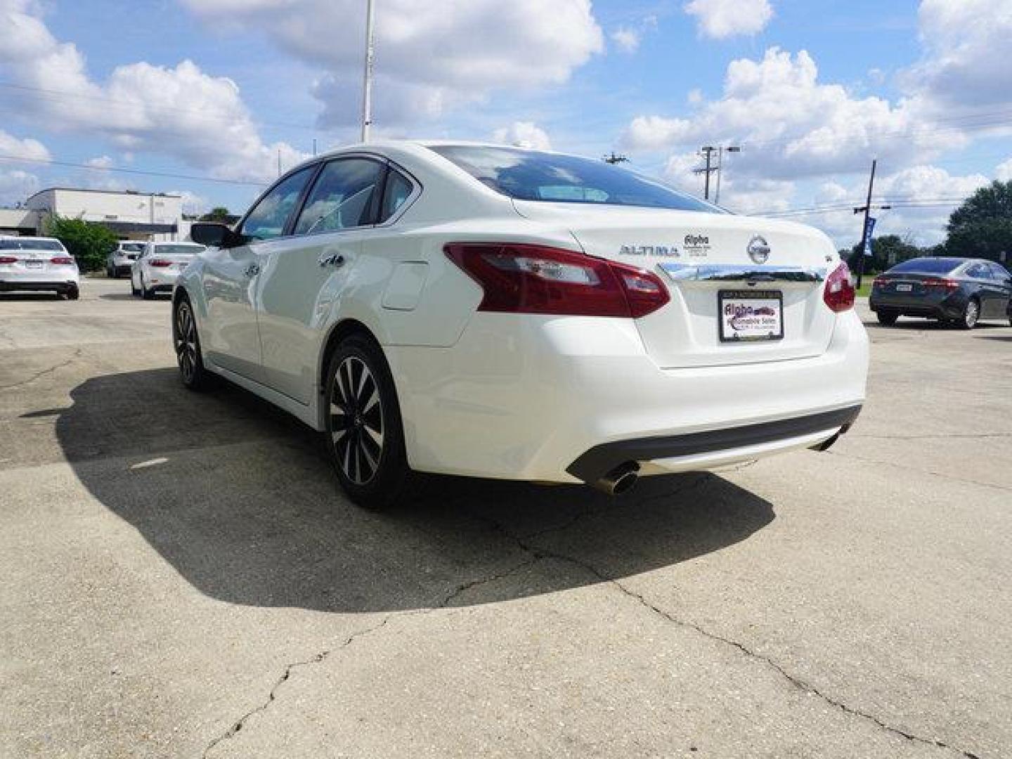 2018 White /Beige Nissan Altima 2.5 SV Sedan (1N4AL3AP2JC) with an 2.5L 4Cyl engine, Automatic transmission, located at 6904 Johnston St., Lafayette, LA, 70503, (337) 988-1960, 30.143589, -92.100601 - Photo#8