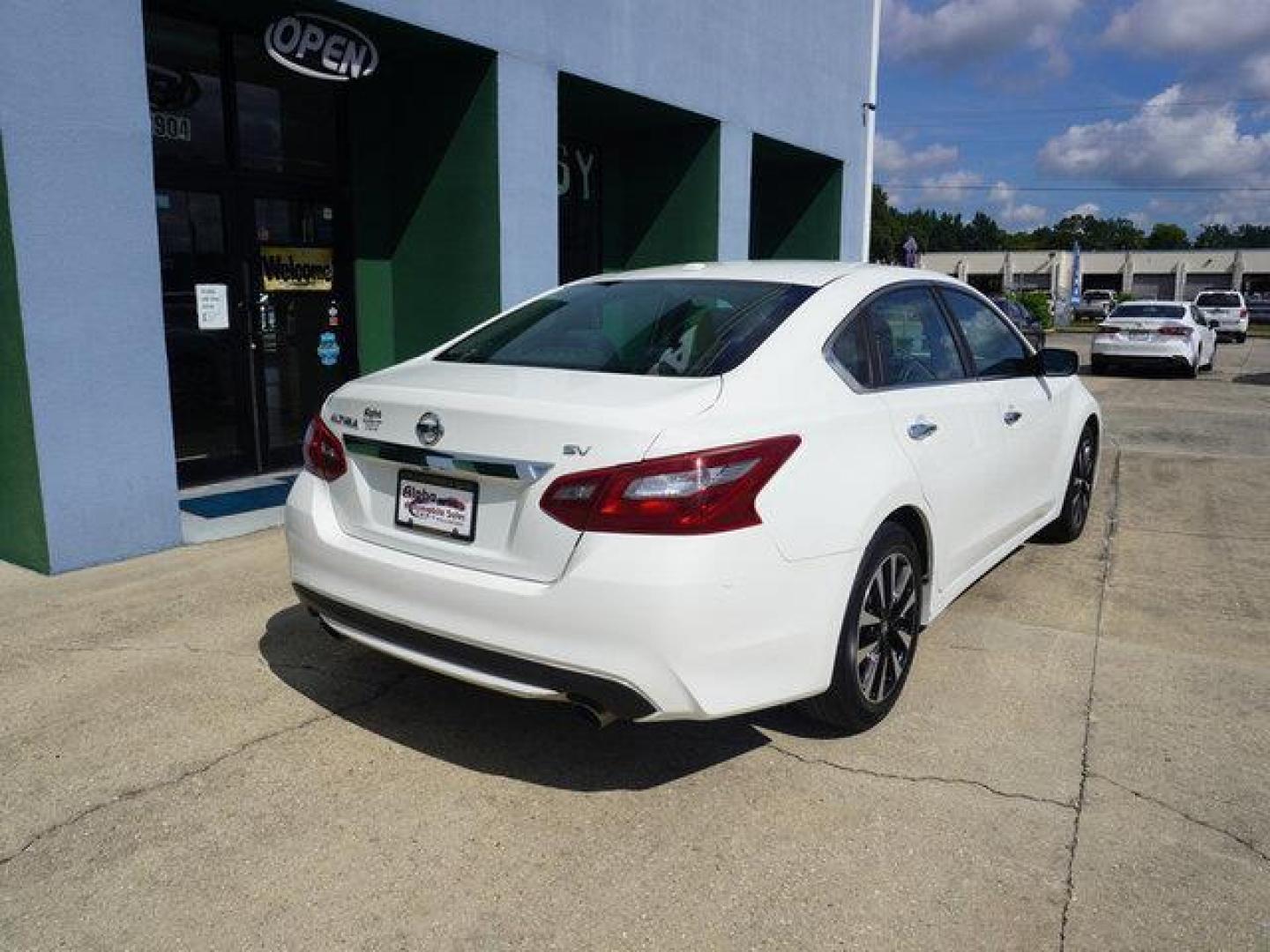 2018 White /Beige Nissan Altima 2.5 SV Sedan (1N4AL3AP2JC) with an 2.5L 4Cyl engine, Automatic transmission, located at 6904 Johnston St., Lafayette, LA, 70503, (337) 988-1960, 30.143589, -92.100601 - Photo#11