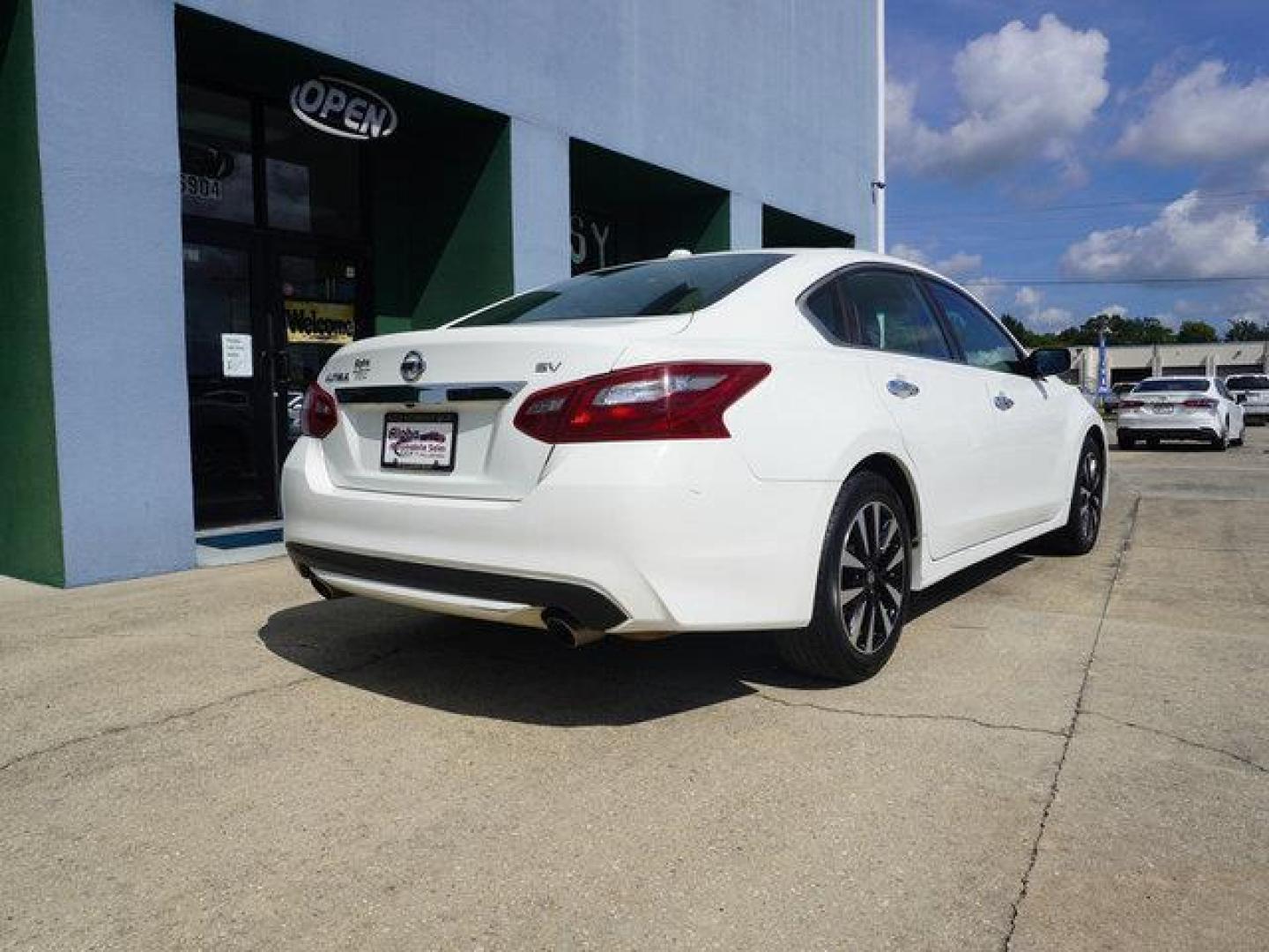 2018 White /Beige Nissan Altima 2.5 SV Sedan (1N4AL3AP2JC) with an 2.5L 4Cyl engine, Automatic transmission, located at 6904 Johnston St., Lafayette, LA, 70503, (337) 988-1960, 30.143589, -92.100601 - Photo#12