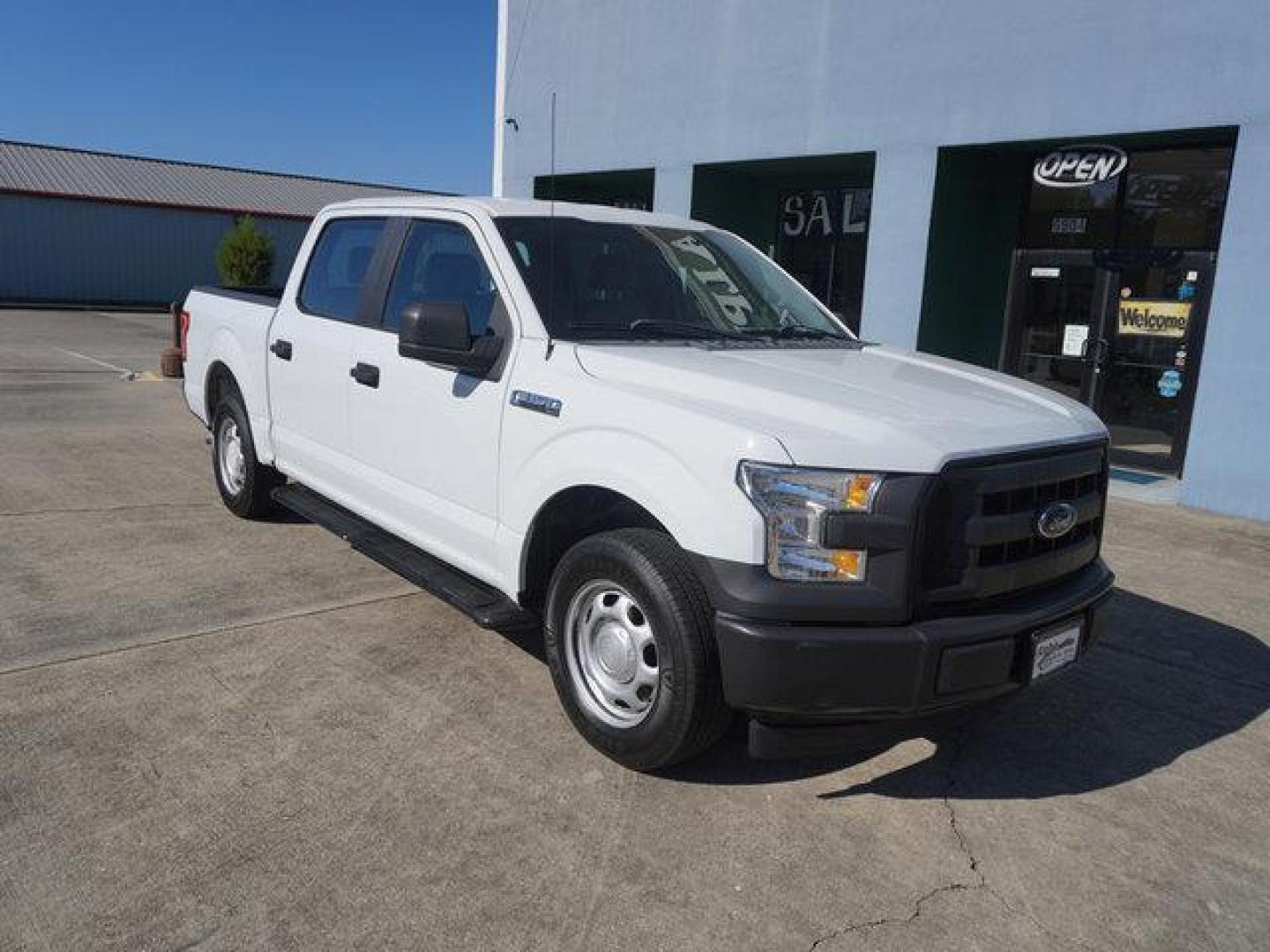 2017 Oxford White /Black Ford F-150 XL 2WD SuperCrew 5.5' Box (1FTEW1C8XHF) with an 3.5L 6 Cyl engine, Automatic transmission, located at 6904 Johnston St., Lafayette, LA, 70503, (337) 988-1960, 30.143589, -92.100601 - Photo#1