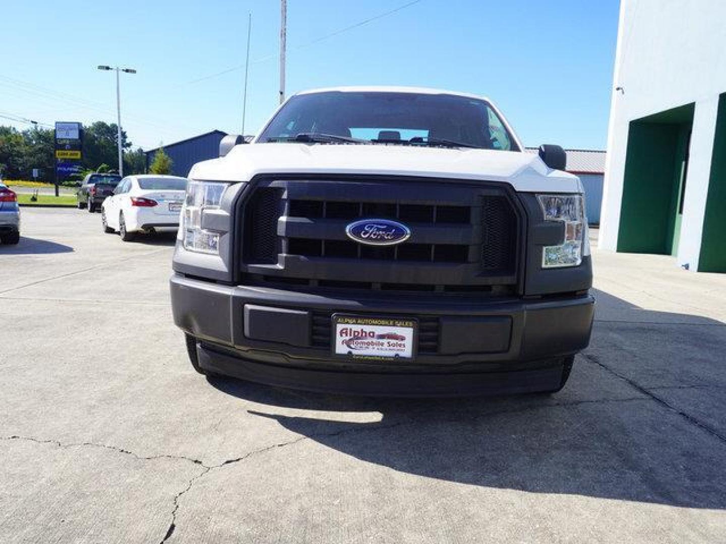 2017 Oxford White /Black Ford F-150 XL 2WD SuperCrew 5.5' Box (1FTEW1C8XHF) with an 3.5L 6 Cyl engine, Automatic transmission, located at 6904 Johnston St., Lafayette, LA, 70503, (337) 988-1960, 30.143589, -92.100601 - Photo#3