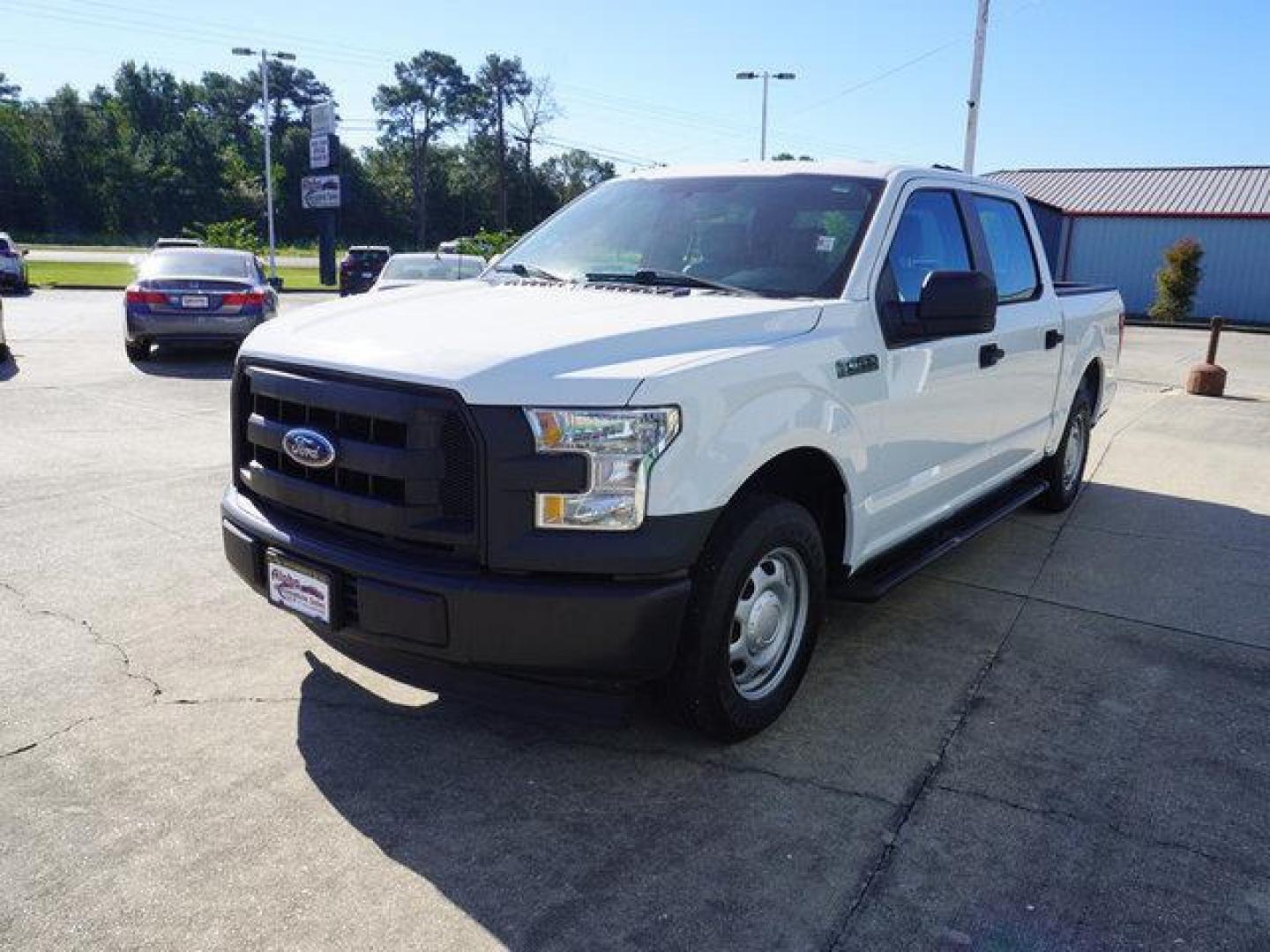 2017 Oxford White /Black Ford F-150 XL 2WD SuperCrew 5.5' Box (1FTEW1C8XHF) with an 3.5L 6 Cyl engine, Automatic transmission, located at 6904 Johnston St., Lafayette, LA, 70503, (337) 988-1960, 30.143589, -92.100601 - Photo#4