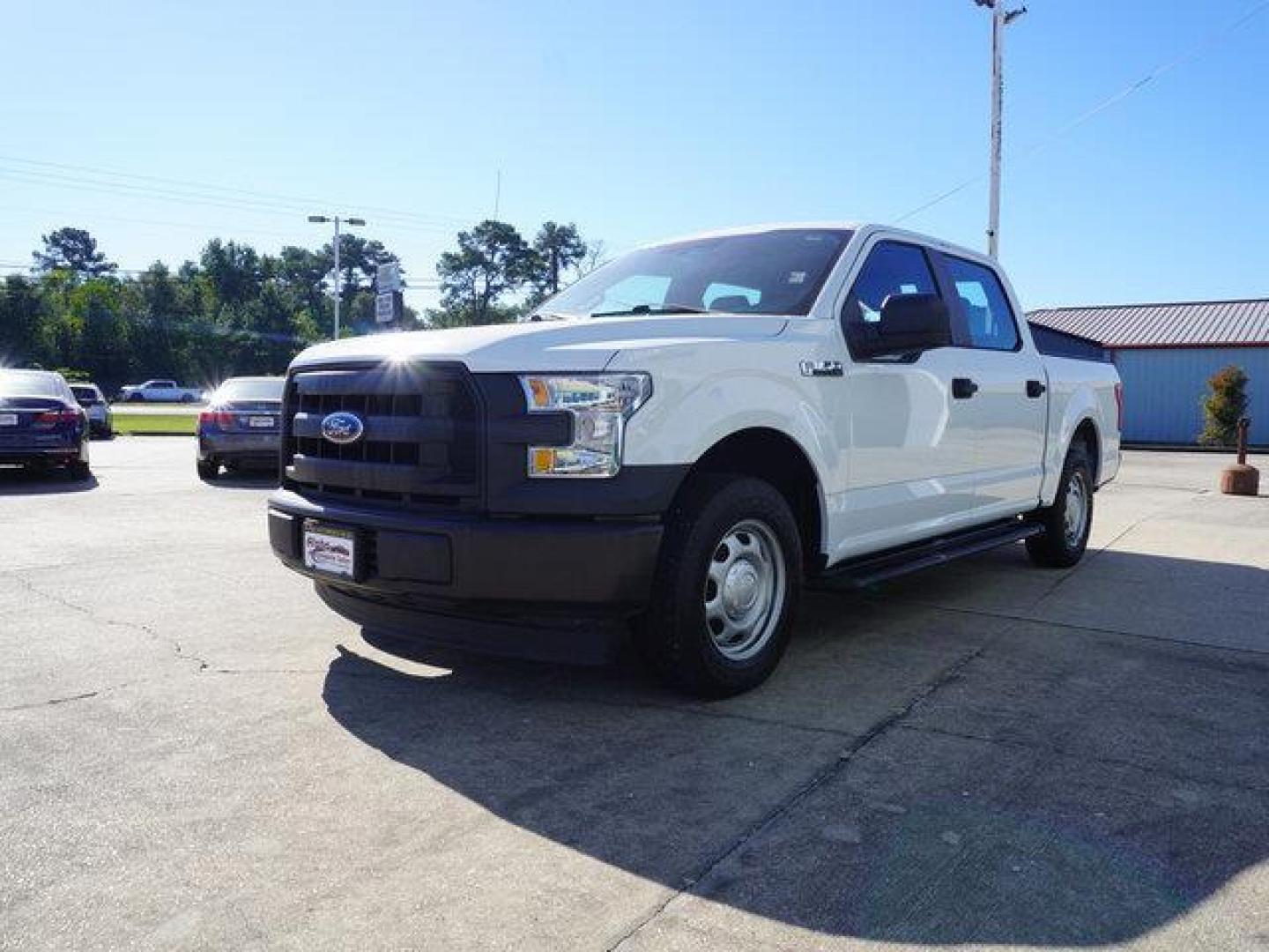 2017 Oxford White /Black Ford F-150 XL 2WD SuperCrew 5.5' Box (1FTEW1C8XHF) with an 3.5L 6 Cyl engine, Automatic transmission, located at 6904 Johnston St., Lafayette, LA, 70503, (337) 988-1960, 30.143589, -92.100601 - Photo#5