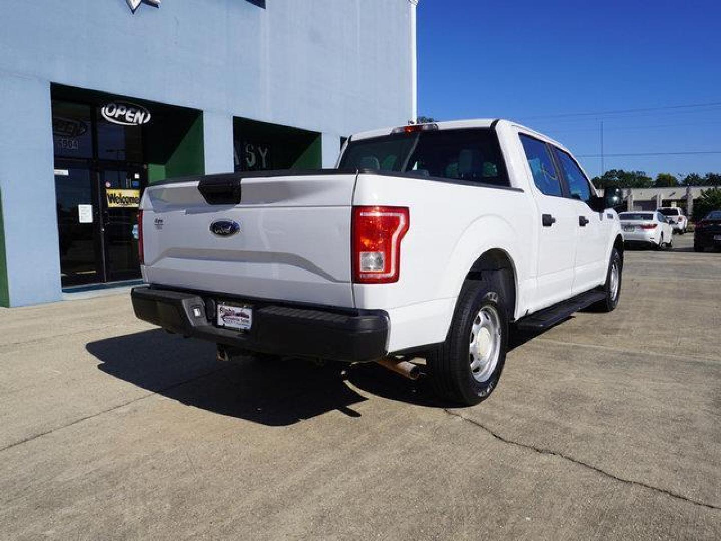 2017 Oxford White /Black Ford F-150 XL 2WD SuperCrew 5.5' Box (1FTEW1C8XHF) with an 3.5L 6 Cyl engine, Automatic transmission, located at 6904 Johnston St., Lafayette, LA, 70503, (337) 988-1960, 30.143589, -92.100601 - Photo#12