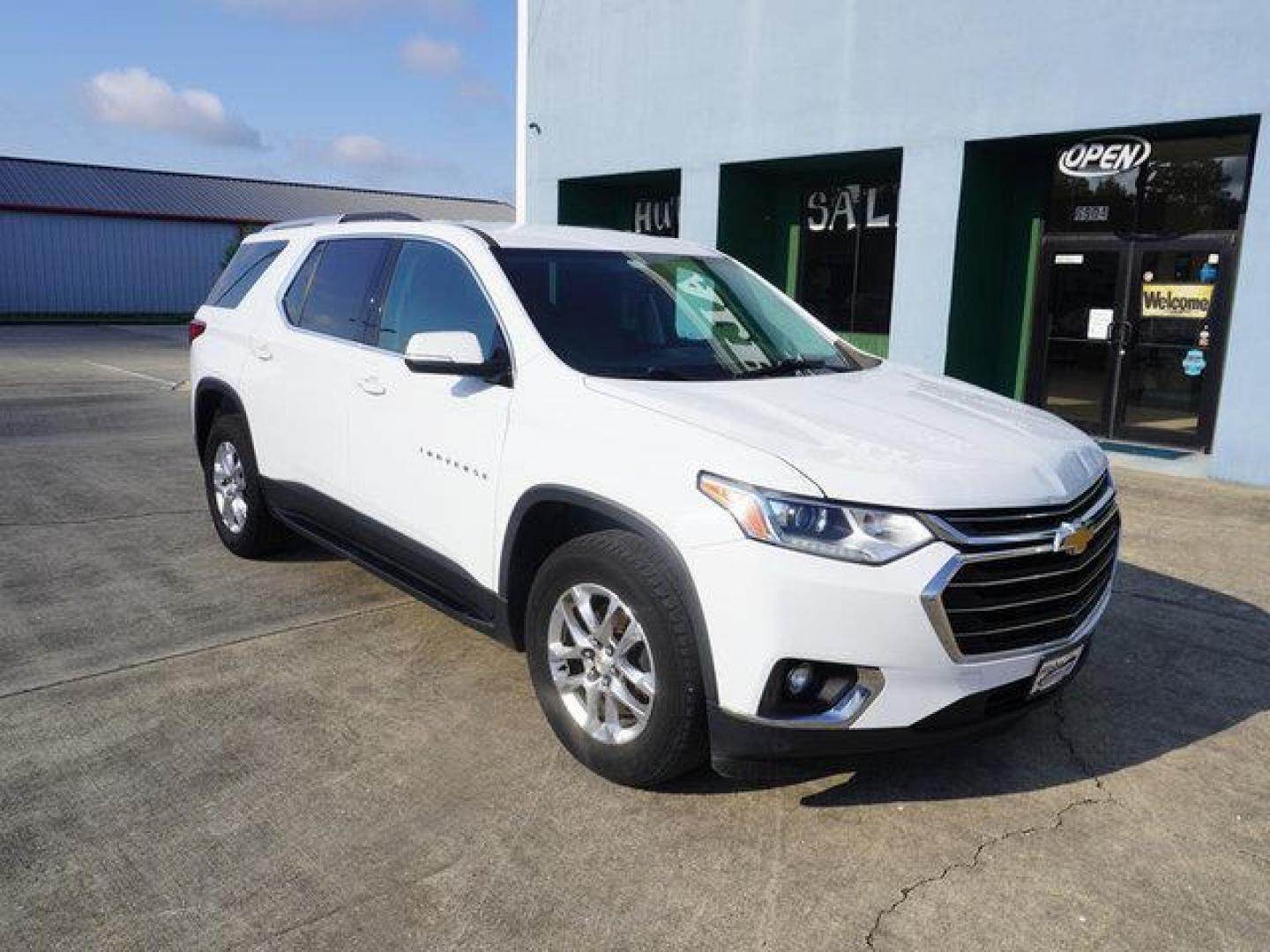 2018 Summit White /Dark Atmosphere/Medium Ash Gray Chevrolet Traverse FWD 4dr LT Cloth w/1LT (1GNERGKW5JJ) with an 3.6L V6 engine, Automatic transmission, located at 6904 Johnston St., Lafayette, LA, 70503, (337) 988-1960, 30.143589, -92.100601 - Photo#1