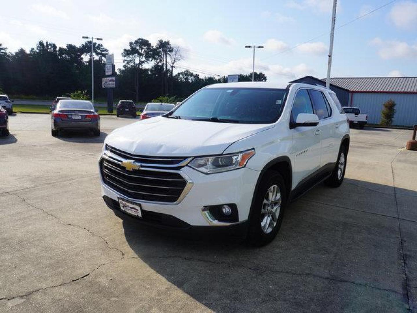 2018 Summit White /Dark Atmosphere/Medium Ash Gray Chevrolet Traverse FWD 4dr LT Cloth w/1LT (1GNERGKW5JJ) with an 3.6L V6 engine, Automatic transmission, located at 6904 Johnston St., Lafayette, LA, 70503, (337) 988-1960, 30.143589, -92.100601 - Photo#4