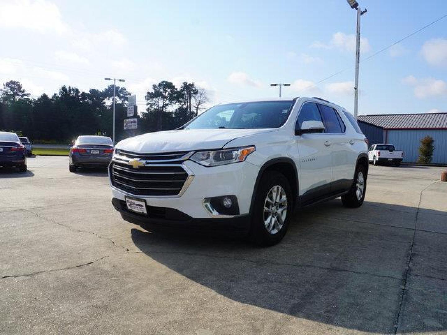 2018 Summit White /Dark Atmosphere/Medium Ash Gray Chevrolet Traverse FWD 4dr LT Cloth w/1LT (1GNERGKW5JJ) with an 3.6L V6 engine, Automatic transmission, located at 6904 Johnston St., Lafayette, LA, 70503, (337) 988-1960, 30.143589, -92.100601 - Photo#5