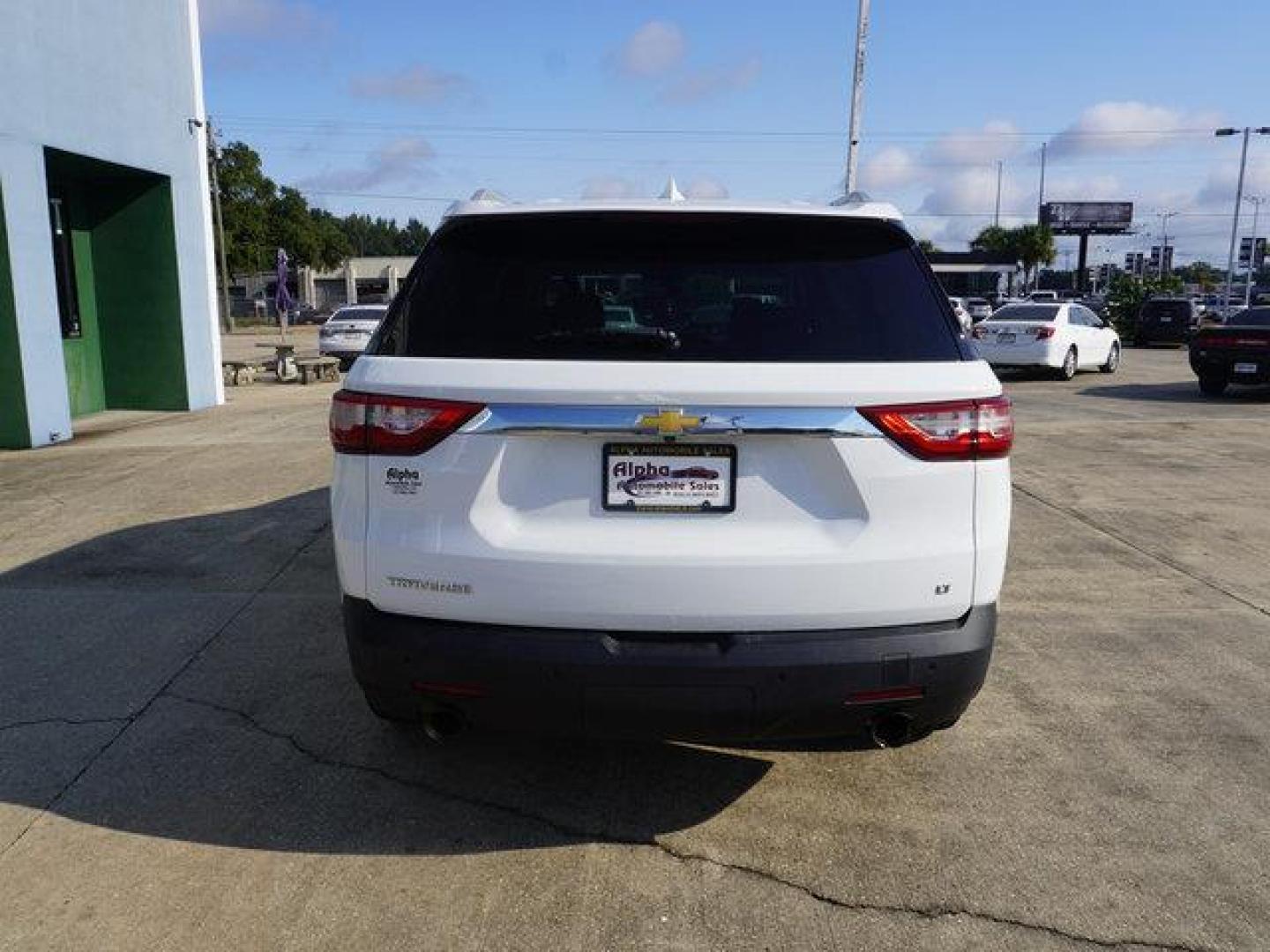 2018 Summit White /Dark Atmosphere/Medium Ash Gray Chevrolet Traverse FWD 4dr LT Cloth w/1LT (1GNERGKW5JJ) with an 3.6L V6 engine, Automatic transmission, located at 6904 Johnston St., Lafayette, LA, 70503, (337) 988-1960, 30.143589, -92.100601 - Photo#9