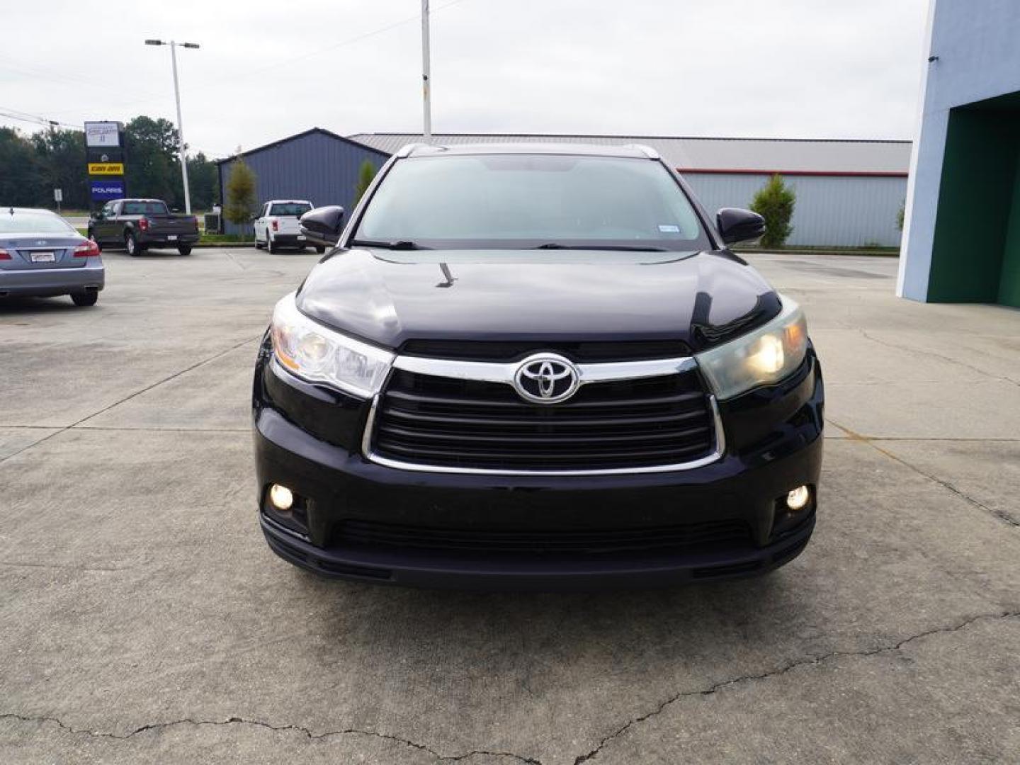 2016 Midnight Black Metallic /Black Toyota Highlander FWD 4dr V6 XLE (Natl) (5TDKKRFH0GS) , Automatic transmission, located at 6904 Johnston St., Lafayette, LA, 70503, (337) 988-1960, 30.143589, -92.100601 - Photo#2